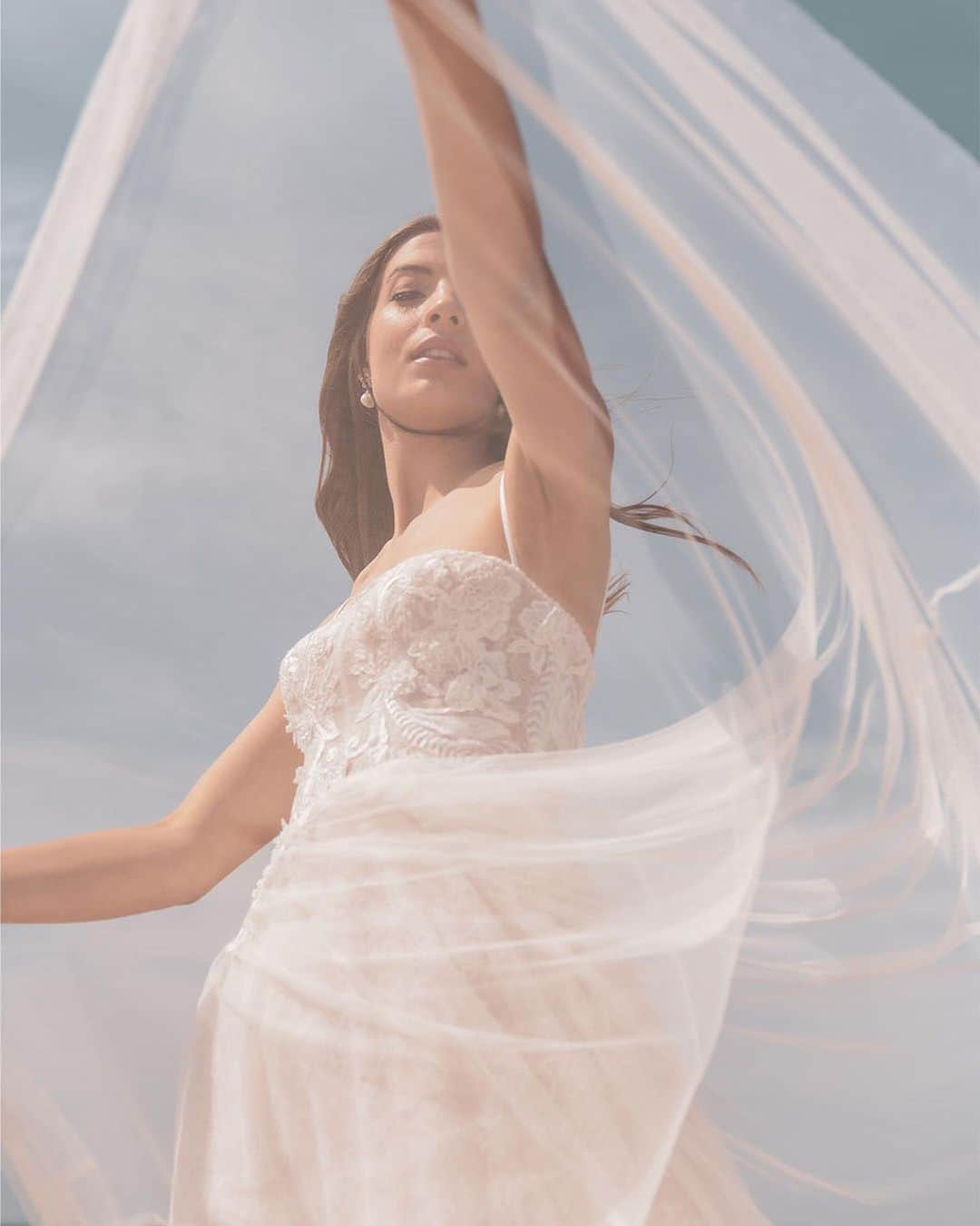 Pronoviasさんのインスタグラム写真 - (PronoviasInstagram)「#PronoviasBride Mireia looking a dream in our IMOGEN dress at the beachside wedding over the weekend!💛  “The day of my wedding I felt absolutely amazing. The dress fit me perfectly and was so comfortable that I was able to dance all night long in it” - Mireia   Share your love story at pronovias.com/share-love-story 💛」6月9日 20時58分 - pronovias