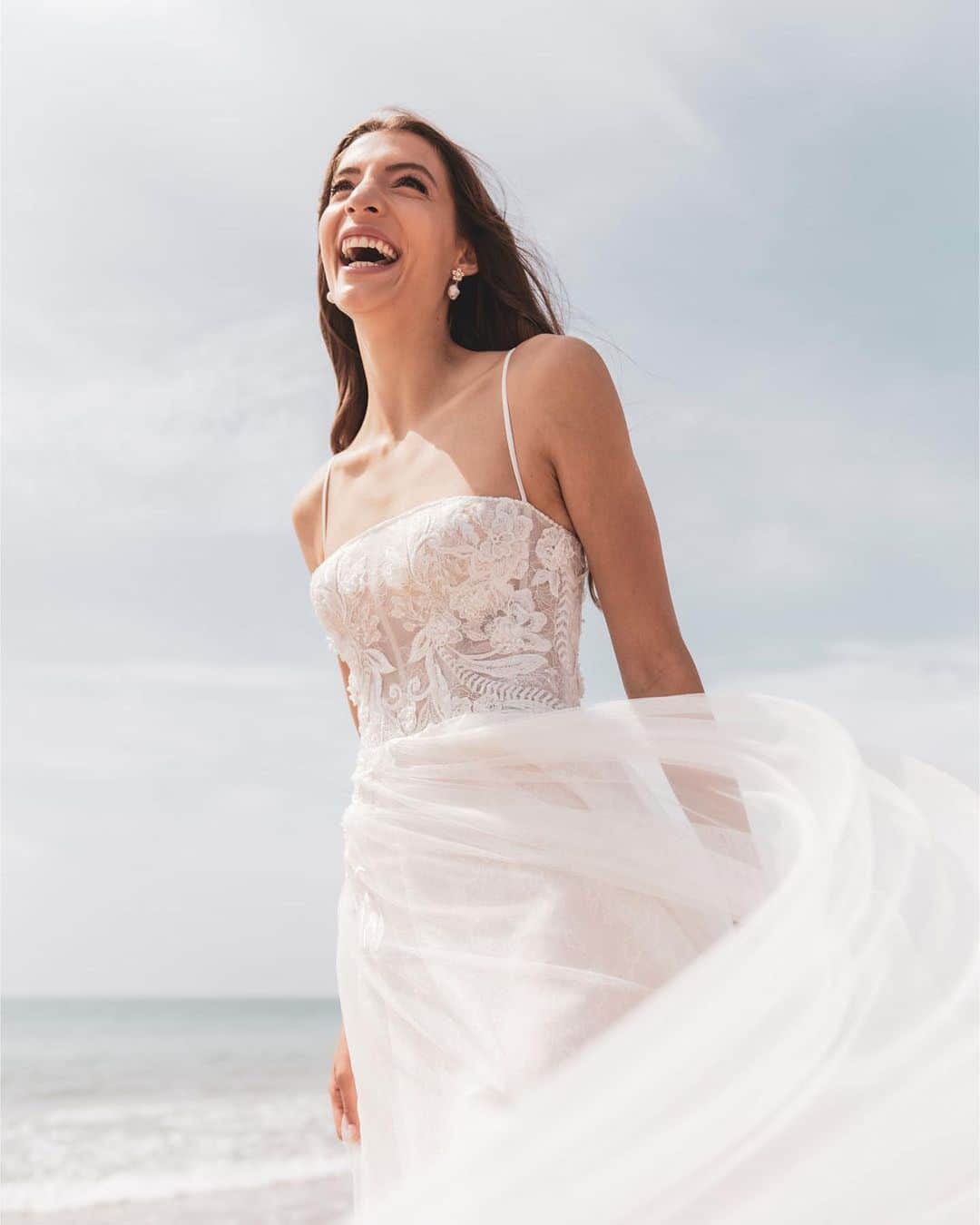 Pronoviasさんのインスタグラム写真 - (PronoviasInstagram)「#PronoviasBride Mireia looking a dream in our IMOGEN dress at the beachside wedding over the weekend!💛  “The day of my wedding I felt absolutely amazing. The dress fit me perfectly and was so comfortable that I was able to dance all night long in it” - Mireia   Share your love story at pronovias.com/share-love-story 💛」6月9日 20時58分 - pronovias