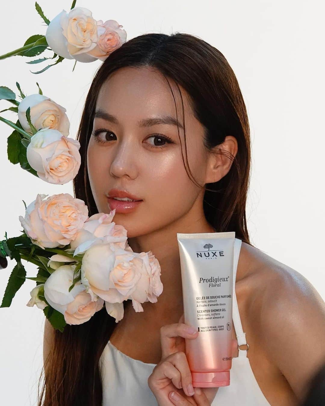 キム・ヒジョンのインスタグラム：「눅스의 한국 첫 앰배서더가 되었습니다 💐🤎🎉 @nuxekorea  Makeup @mujin81  Hair @jennyhouse_bora」