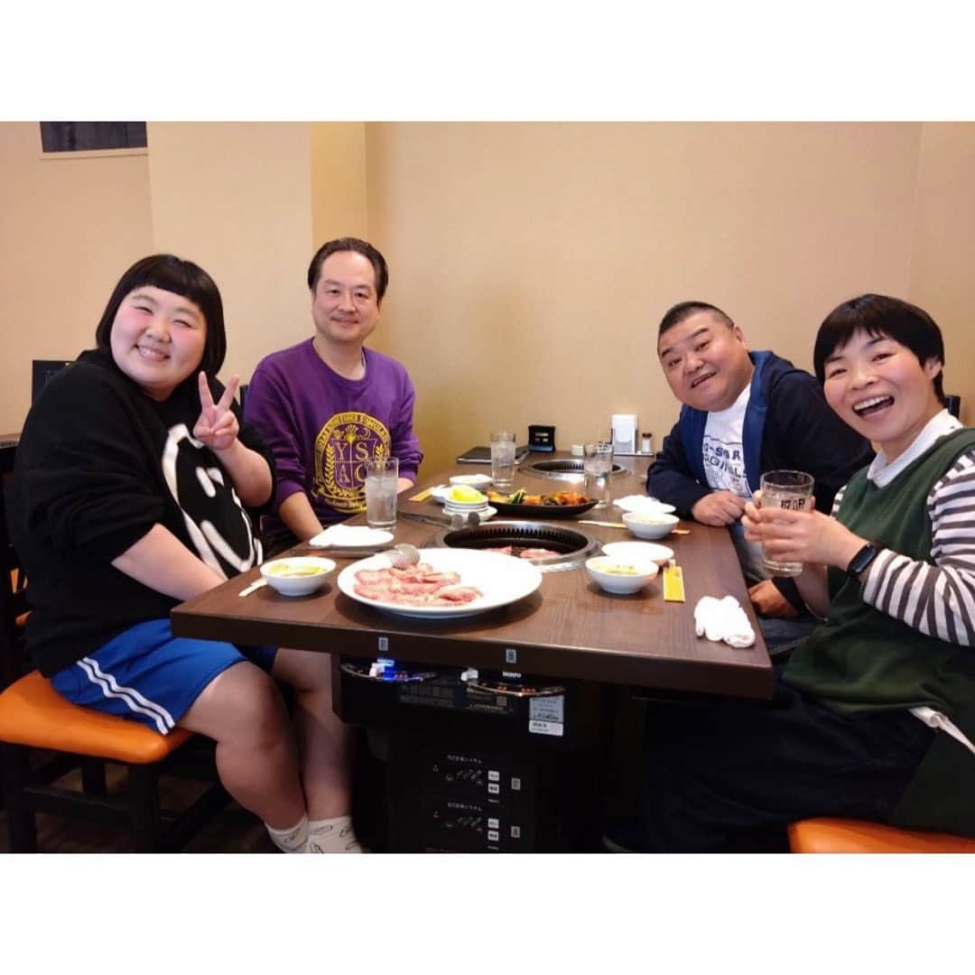 酒井藍のインスタグラム：「. この前、川畑兄さんに焼き肉ランチをご馳走になりました😊  その帰り、松浦兄さんが『藍ちゃん！ワキどうしたん！？』とおっしゃったので、ワキを見ると、おぞましい量の米粒が付いていました😳  なぜワキ下に米粒が付いたのだろうか、、、  ワキで、おむすびを握った記憶もありません。  とても怖かったです、、、  もしかしたら、私は無意識のうちに、口からだけでは無く、ワキからも食事をしているのかもしれません、、、  米粒いっぱい付いてるとこ！ワ〜キ〜！！！」