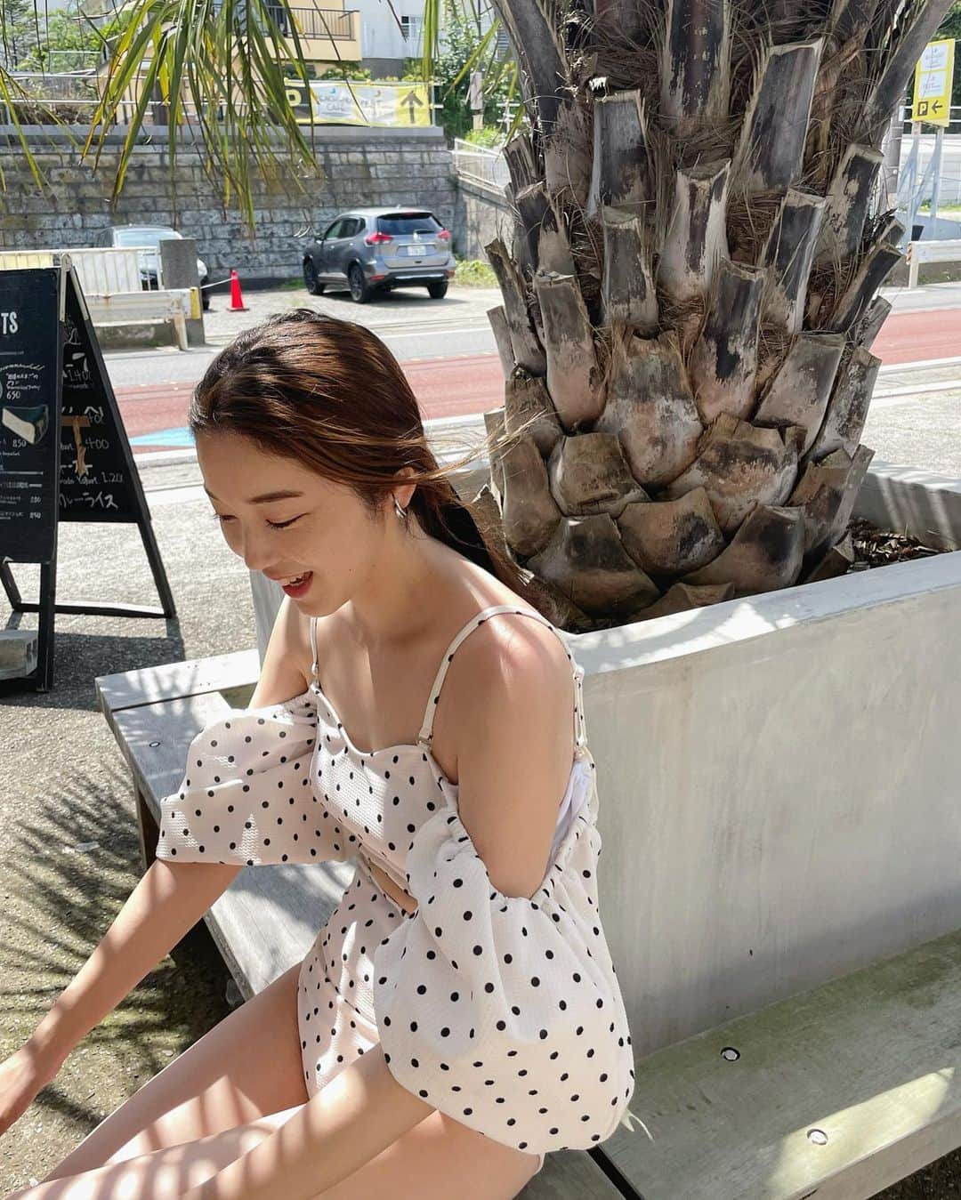 mina hinokuchiのインスタグラム：「. ちょっと甘めな水着も◎ 腕を全部出すのはちょっと抵抗あるかも、、！という方にも 袖周りが隠れるのでおすすめ☺️ (袖を肩にかけて、スクエアネックみたいにも着れます)  ハイレグ気味なので、脚がめっちゃ長く見えるのも嬉しい◎  後ろはリボンのデザインなので バックスタイルも可愛く着て頂けるかと思います♪  . #Chico #チコ #salonbyChico #水着 #水着コーデ #海コーデ  #swimsuit #swimwear #三浦海岸 #chico_swimwear2023」