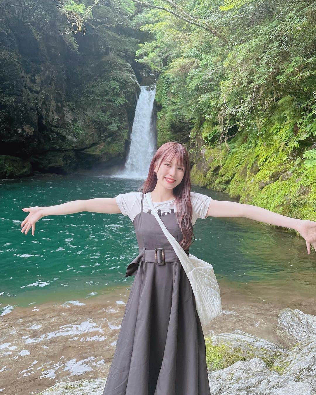 夢咲りりあのインスタグラム：「おやすみ期間は2泊3日で久しぶりに四国行ってきたよ✈️ 撮った写真はいろんなSNSに投稿していくね〜！  こちらの写真は日本一綺麗な川「にこ淵」 川まで下る階段がかなり大変だったけど、すっごく綺麗でマイナスイオン感じました🏞」