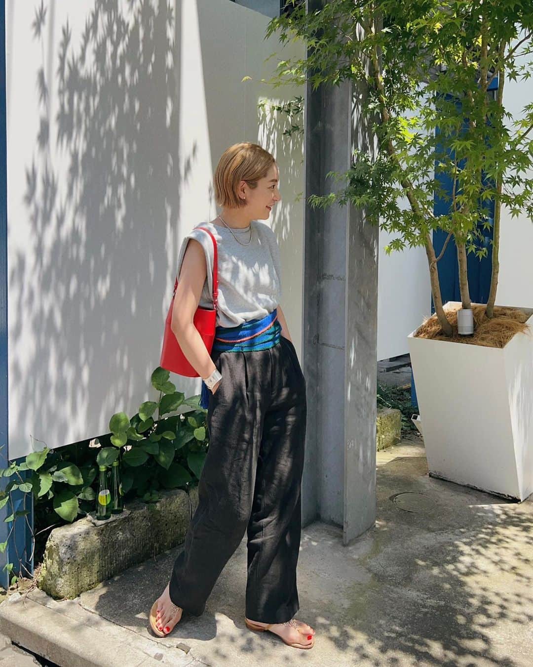 川島幸恵さんのインスタグラム写真 - (川島幸恵Instagram)「🌞🌞🌞 ⁡ 今週のお天気が良かった日。 お気に入りのショルダーパッドスウェットにリネンパンツ🌿 ⁡ 最近またウエストマークが気分で、vintageのベルト巻き巻き🌪️ ⁡ ⁡ #SHENERY_official #sweatshirt #pants #SHENERY #bag #yahki  #belt #vintage  #sandals #ilsandaloofcapri #fashion #styling #スウェットコーデ #リネンパンツ  #ハイトーンカラー #ハイトーンボブ #ハイトーンヘア #ボブヘア #ミニボブ」6月9日 20時56分 - sachie118