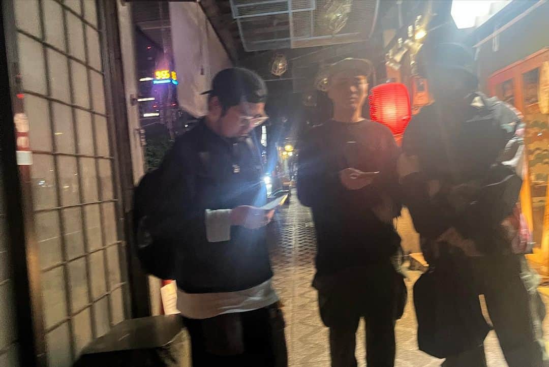 マーキュリーさんのインスタグラム写真 - (マーキュリーInstagram)「札幌で楽しそうな人たち👨‍👨‍👦🫶🏻  #札幌 #狸小路は庭 #狸小路好きと繋がりたい #ビートボクサー3人 #肉まん #ずっと気になってた #やっと食べれた #そんで美味いんかい #タグ付けは愛 #テレビ父さん好きと繋がりたい」6月9日 21時06分 - mercury0704
