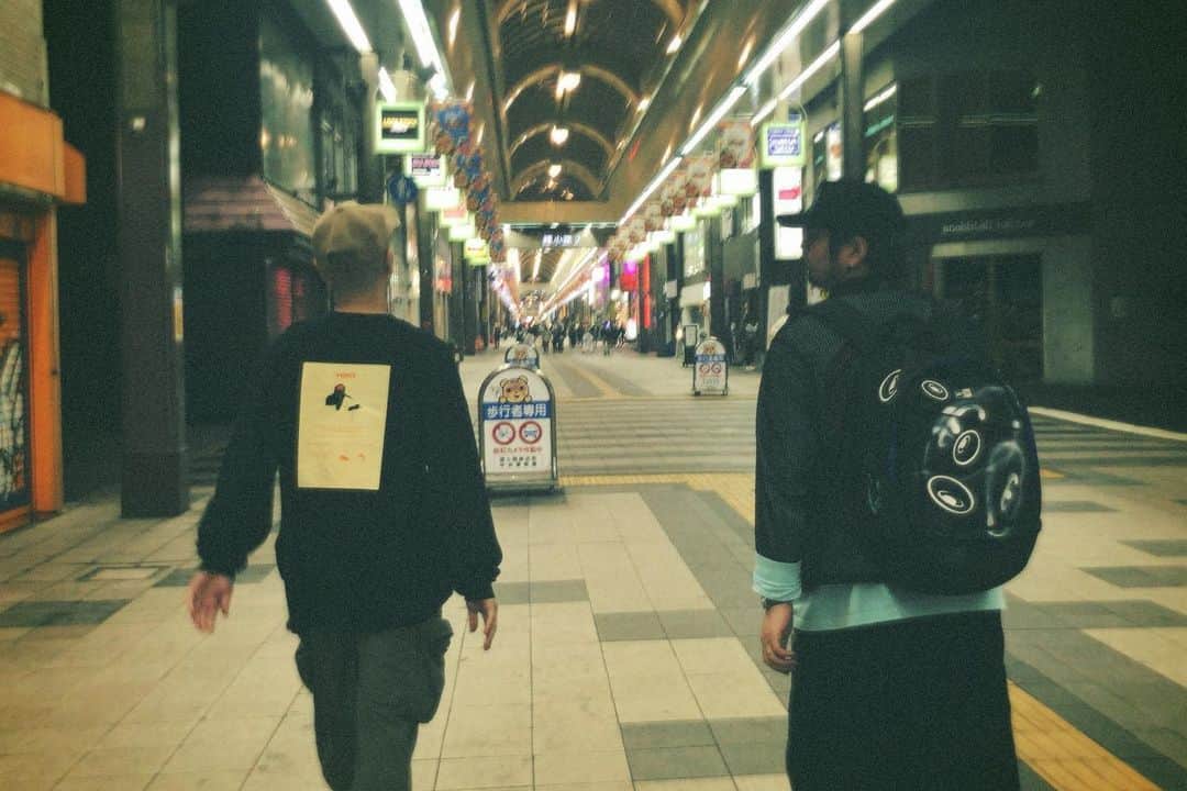 マーキュリーさんのインスタグラム写真 - (マーキュリーInstagram)「札幌で楽しそうな人たち👨‍👨‍👦🫶🏻  #札幌 #狸小路は庭 #狸小路好きと繋がりたい #ビートボクサー3人 #肉まん #ずっと気になってた #やっと食べれた #そんで美味いんかい #タグ付けは愛 #テレビ父さん好きと繋がりたい」6月9日 21時06分 - mercury0704