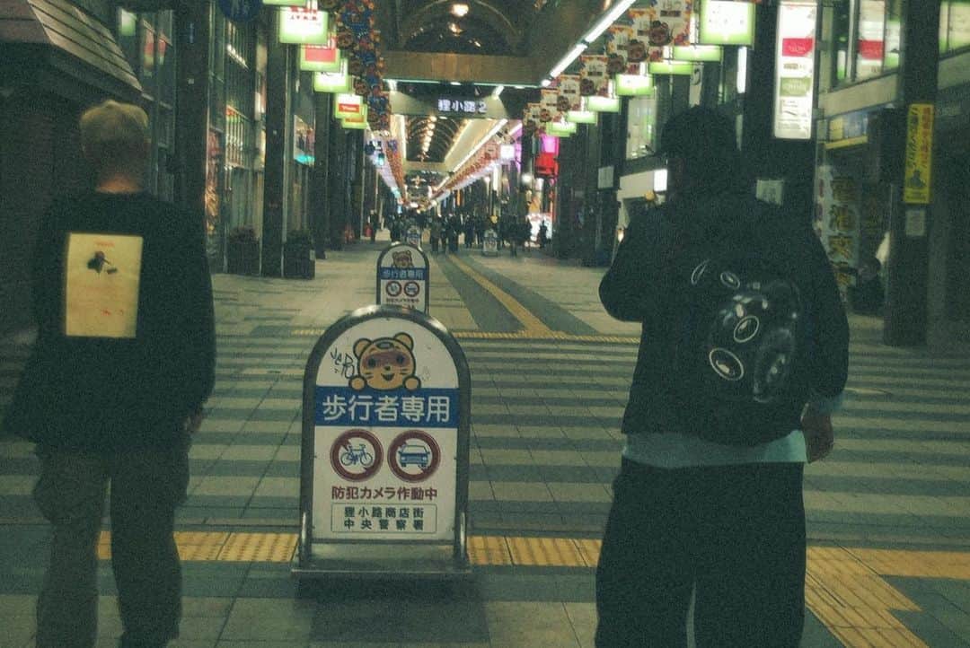 マーキュリーさんのインスタグラム写真 - (マーキュリーInstagram)「札幌で楽しそうな人たち👨‍👨‍👦🫶🏻  #札幌 #狸小路は庭 #狸小路好きと繋がりたい #ビートボクサー3人 #肉まん #ずっと気になってた #やっと食べれた #そんで美味いんかい #タグ付けは愛 #テレビ父さん好きと繋がりたい」6月9日 21時06分 - mercury0704