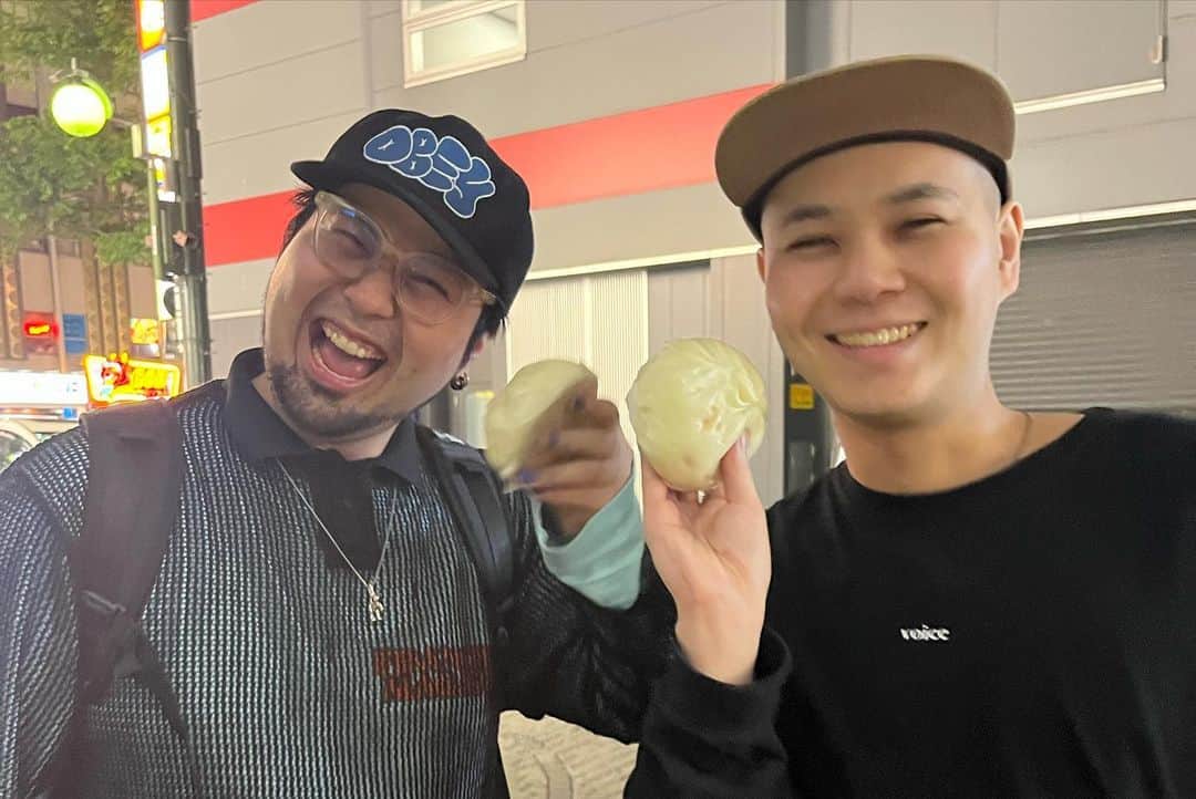 マーキュリーさんのインスタグラム写真 - (マーキュリーInstagram)「札幌で楽しそうな人たち👨‍👨‍👦🫶🏻  #札幌 #狸小路は庭 #狸小路好きと繋がりたい #ビートボクサー3人 #肉まん #ずっと気になってた #やっと食べれた #そんで美味いんかい #タグ付けは愛 #テレビ父さん好きと繋がりたい」6月9日 21時06分 - mercury0704