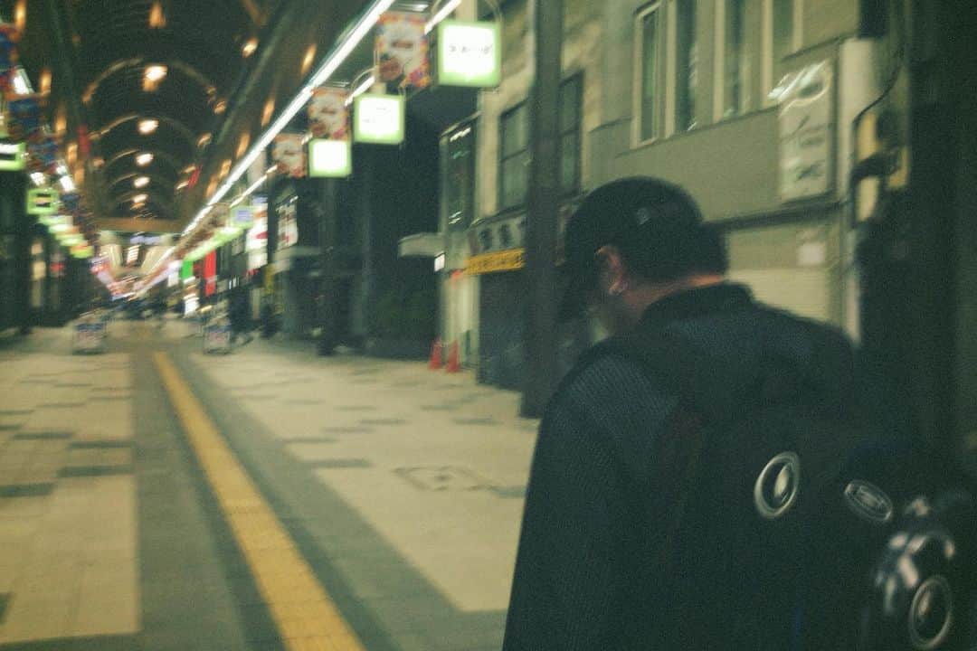 マーキュリーさんのインスタグラム写真 - (マーキュリーInstagram)「札幌で楽しそうな人たち👨‍👨‍👦🫶🏻  #札幌 #狸小路は庭 #狸小路好きと繋がりたい #ビートボクサー3人 #肉まん #ずっと気になってた #やっと食べれた #そんで美味いんかい #タグ付けは愛 #テレビ父さん好きと繋がりたい」6月9日 21時06分 - mercury0704