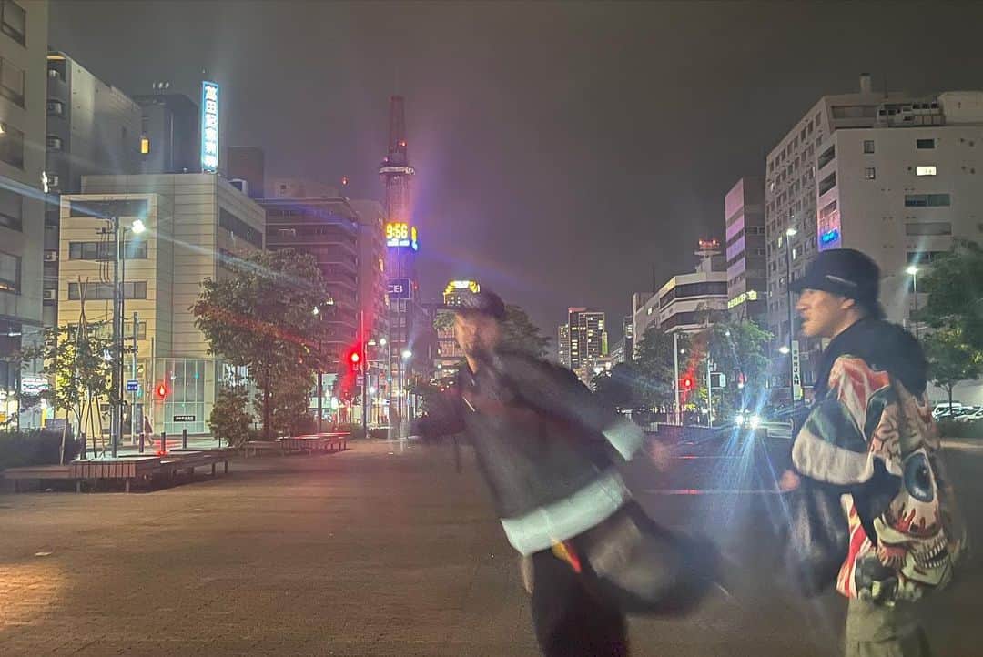 マーキュリーさんのインスタグラム写真 - (マーキュリーInstagram)「札幌で楽しそうな人たち👨‍👨‍👦🫶🏻  #札幌 #狸小路は庭 #狸小路好きと繋がりたい #ビートボクサー3人 #肉まん #ずっと気になってた #やっと食べれた #そんで美味いんかい #タグ付けは愛 #テレビ父さん好きと繋がりたい」6月9日 21時06分 - mercury0704