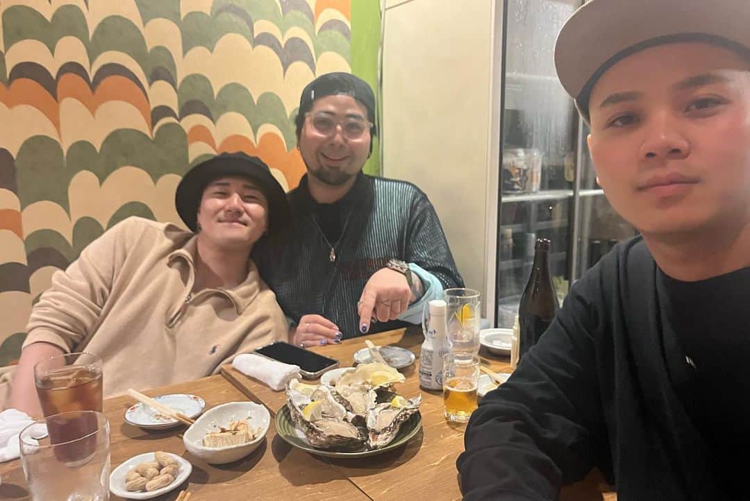 マーキュリーさんのインスタグラム写真 - (マーキュリーInstagram)「札幌で楽しそうな人たち👨‍👨‍👦🫶🏻  #札幌 #狸小路は庭 #狸小路好きと繋がりたい #ビートボクサー3人 #肉まん #ずっと気になってた #やっと食べれた #そんで美味いんかい #タグ付けは愛 #テレビ父さん好きと繋がりたい」6月9日 21時06分 - mercury0704