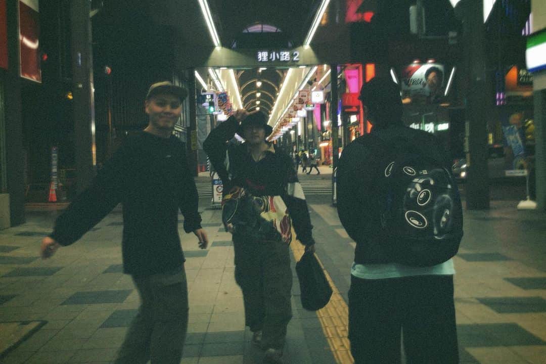 マーキュリーさんのインスタグラム写真 - (マーキュリーInstagram)「札幌で楽しそうな人たち👨‍👨‍👦🫶🏻  #札幌 #狸小路は庭 #狸小路好きと繋がりたい #ビートボクサー3人 #肉まん #ずっと気になってた #やっと食べれた #そんで美味いんかい #タグ付けは愛 #テレビ父さん好きと繋がりたい」6月9日 21時06分 - mercury0704
