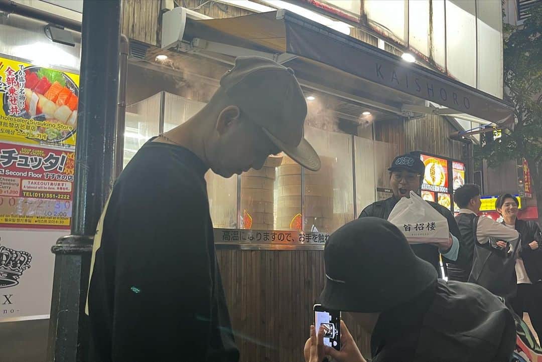 マーキュリーさんのインスタグラム写真 - (マーキュリーInstagram)「札幌で楽しそうな人たち👨‍👨‍👦🫶🏻  #札幌 #狸小路は庭 #狸小路好きと繋がりたい #ビートボクサー3人 #肉まん #ずっと気になってた #やっと食べれた #そんで美味いんかい #タグ付けは愛 #テレビ父さん好きと繋がりたい」6月9日 21時06分 - mercury0704