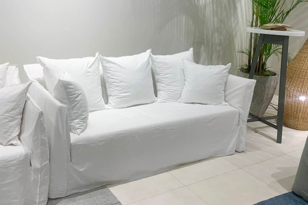 GERVASONI JAPAN / ジェルバゾーニ ジャパンのインスタグラム：「Sofa：GHOST10  GERVASONIのアイコンで大人気なシリーズ 「GHOST」から、GHOST10をご紹介。 幅広いファブリックから 好みのデザインとステッチをお選びいただけます。 また、カバーは取り外し可能で、 ドライクリーニングにてお手入れいただけます。 写真は一番人気のファブリック『Lino Bianco』のカバー。 リネンとコットン素材が作るさわやかな見た目が特徴的で、 これからの季節にもぴったりです。  AoビルGERVASONI TOKYOでは、 GHOSTを使用したシーンも展開しております。 GERVASONIが織りなす世界感をぜひご体感ください。  【 お問い合わせ 】 GERVASONI TOKYO tel : 03-5962-6477 mail : info@gervasoni.jp 営業時間 : 11:00 ～ 20:00 . . . #gervasoni #gervasoni1882 #gervasonitokyo #luxuryfurniture #furniture #interior #showroom #ジェルバゾーニ #インテリア #家具 #インテリアデザイン #インテリアコーディネート #レイアウト #ライフスタイル #デザイン #リビング #ソファ #豊かな暮らし #ghostソファ #イタリア家具」