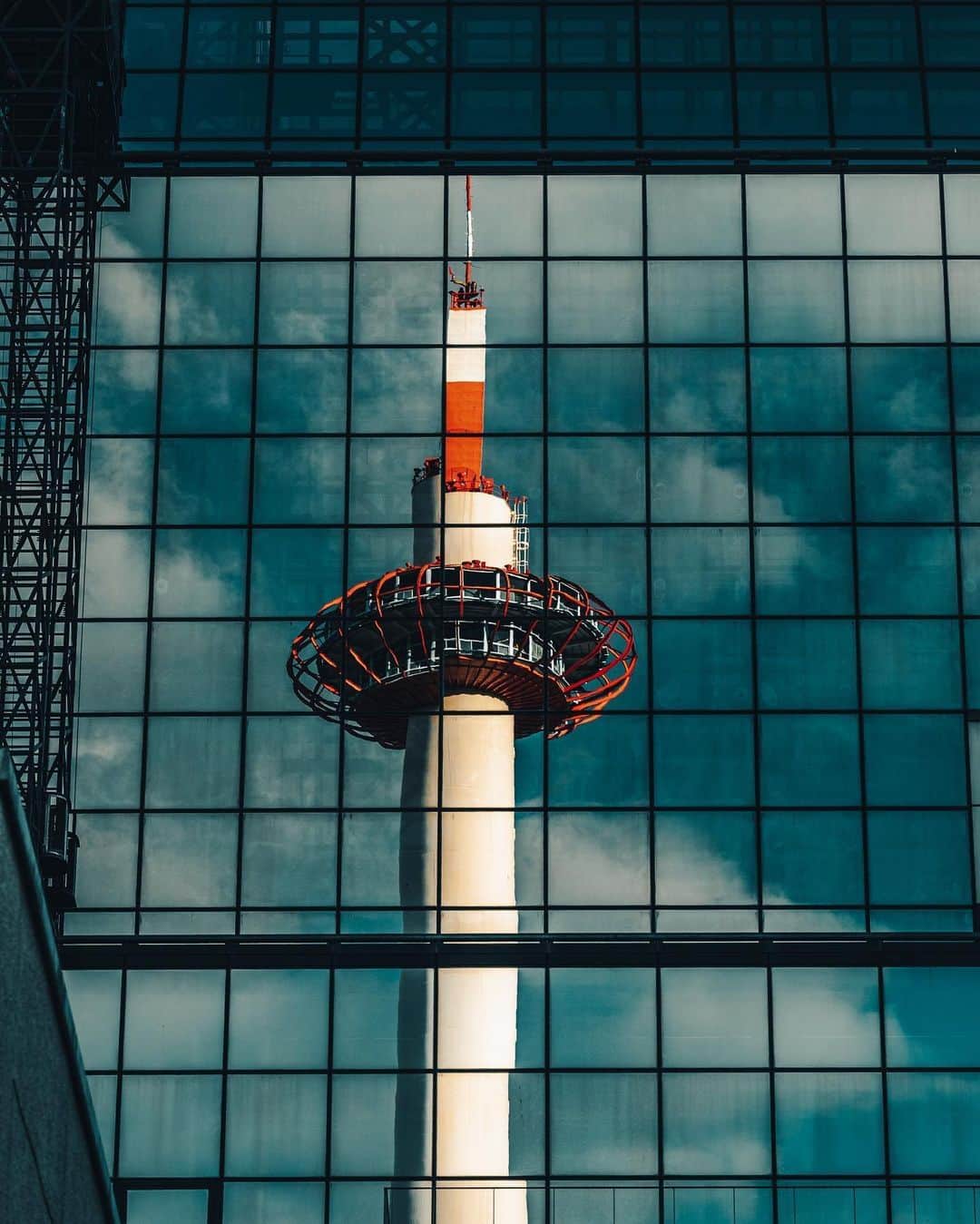 京都タワーのインスタグラム：「* PHOTOBY @zu_kiroku #リポスト #おおきに  ガラスに映る京都タワーと空が素敵な1枚です📷  素敵なお写真のご投稿、ありがとうございました👏  ----- @kyototowerhotel_officialをタグ付け、または【#京都タワー】か【#kyototower】をつけて投稿していただいたユーザーさまの素敵なお写真をご紹介していきます -----  #京都 #京都タワーのある景色 #そうだ京都行こう #京都旅行 #京都観光 #京都駅 #京都塔 #京都カメラ部 #kyoto #japan #travel #instagood #tower #discoverjapan #beautiful」