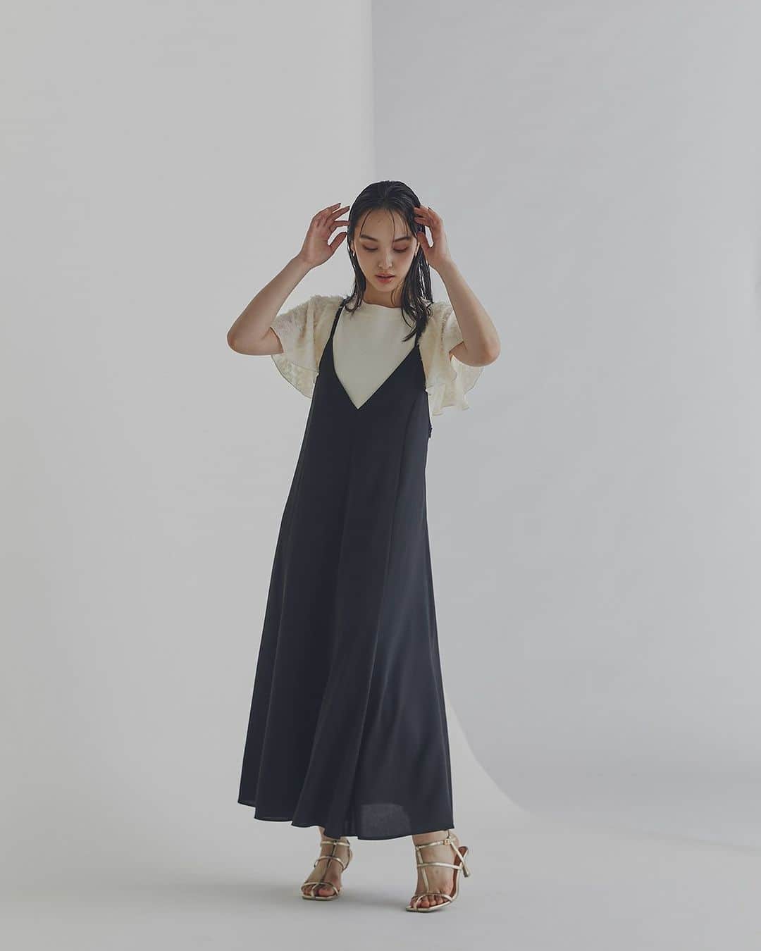 NATURAL BEAUTY BASICのインスタグラム：「＜fine product 8＞  今シーズン大人気で追加生産がかかった NATURAL BEAUTY BASIC 名品8アイテムをピックアップ。 トレンド感がありながら、NBBらしく上手に 引き算することでシンプルな着回し力のある1枚に。  ✔Vネックキャミワンピース ¥10,890 tax in color:チャコール/クロ size:S/M/PS 追加生産予約 7月上旬-中旬入荷予定  ✔ドルマンスキッパーシャツワンピース ¥11,990 tax in color:ブラックストライプ(新色)/ブルーストライプ(追加生産) size:S/M/PS 追加生産予約 6月下旬-7月上旬入荷予定  #再入荷 #REARRIVAL  #キャミワンピース #シャツワンピース #レイヤードコーデ #ワンピースコーデ #再販 #初夏 #初夏コーデ #夏 #夏コーデ #お出かけコーデ #オフィスコーデ #オフィスカジュアル #通勤コーデ #ワンピースコーデ #大人可愛い #カラーコーデ #着回しコーデ #きれいめカジュアル #ベーシックコーデ #ベーシック #ナチュラルコーデ #トレンドスタイル #シンプルコーデ #ナチュラルビューティーベーシック #naturalbeautybasic」