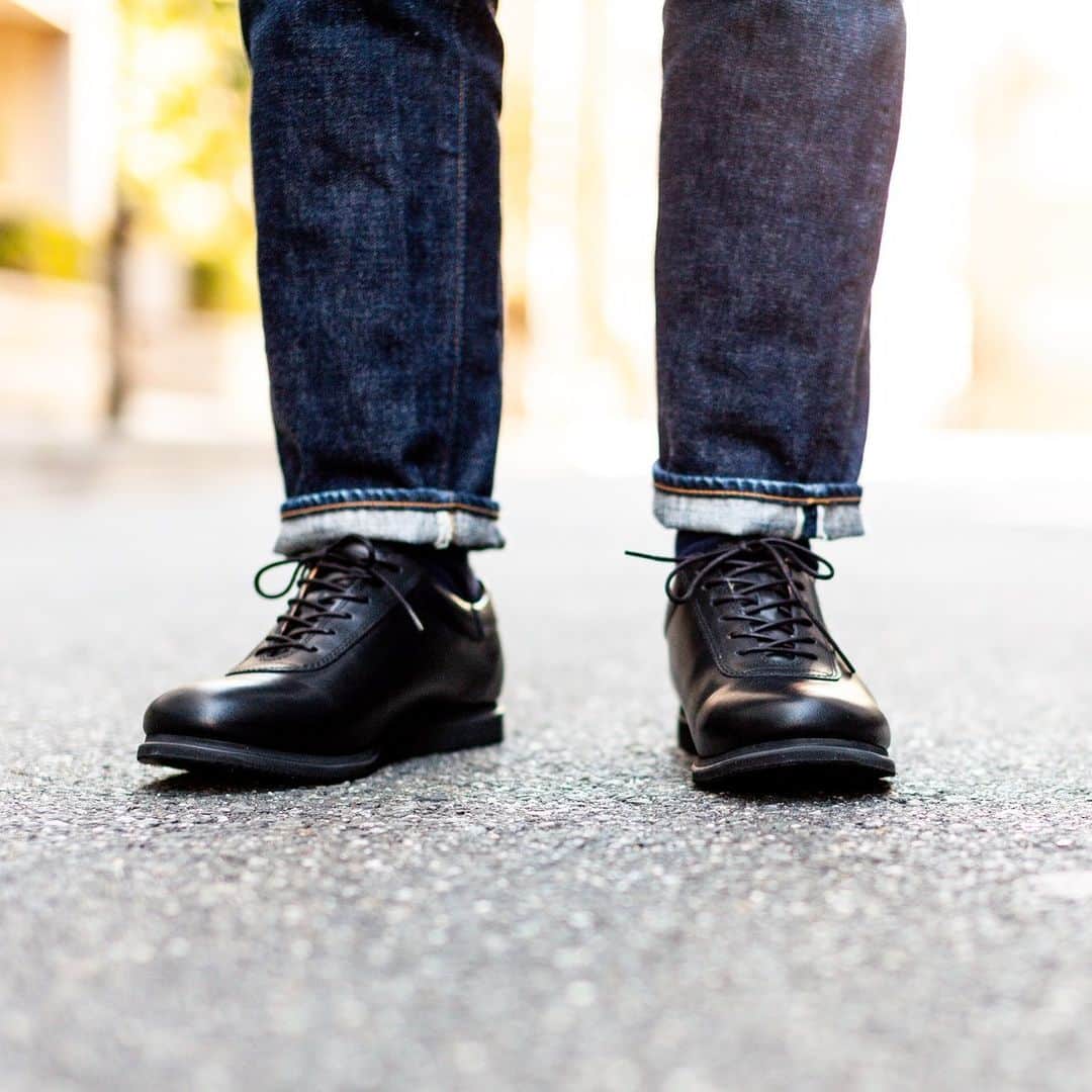 struct by blueover さんのインスタグラム写真 - (struct by blueover Instagram)「オンオフにも着用したいスニーカーmarco(マルコ)。ノーズを長めにしたシャープなラストを採用、紳士靴のようなシルエットを生み出している。マッケイ製法と独自設計のソールユニットが、軽快な履き心地を生み出します。アッパーには老舗タンナーと協業開発した革本来の表情を損なわないままに半永久的に続く防水レザーを採用している。   #design #blueover #sneaker #craft #Simple #sneakers #madeinjaapn #japan #osaka #shoes #leathershoes」6月9日 21時00分 - blueover_struct