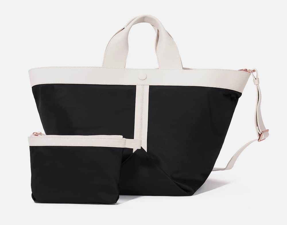 ローのインスタグラム：「"We design out of something that is already available. Fundamentally we play on something that we believe⁠ in on a day to day basis.”⁠ .⁠ Better in black and white. Gusset large black nylon tote with cross grain chalk leather trim. ⁠ .⁠ .⁠ .⁠ #robags⁠ #gusset⁠ #reduceandregenerate⁠」
