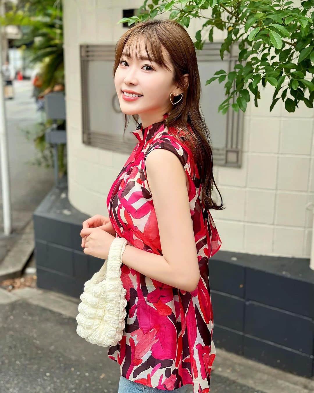 藤川沙弥のインスタグラム：「大好きな @anayi_official 🌼 夏☀️沢山着たいブラウスを🌷  ANAYIはSサイズも展開していて 34（5号)や36（7号）もあるので アイテムによって自分の体型に合う サイズを選べるのも🙆‍♀️✨  一部の店舗では Sサイズフェアも開催中みたいです♥︎  #anayi #アナイ #エレガントコーデ #夏コーディネート」