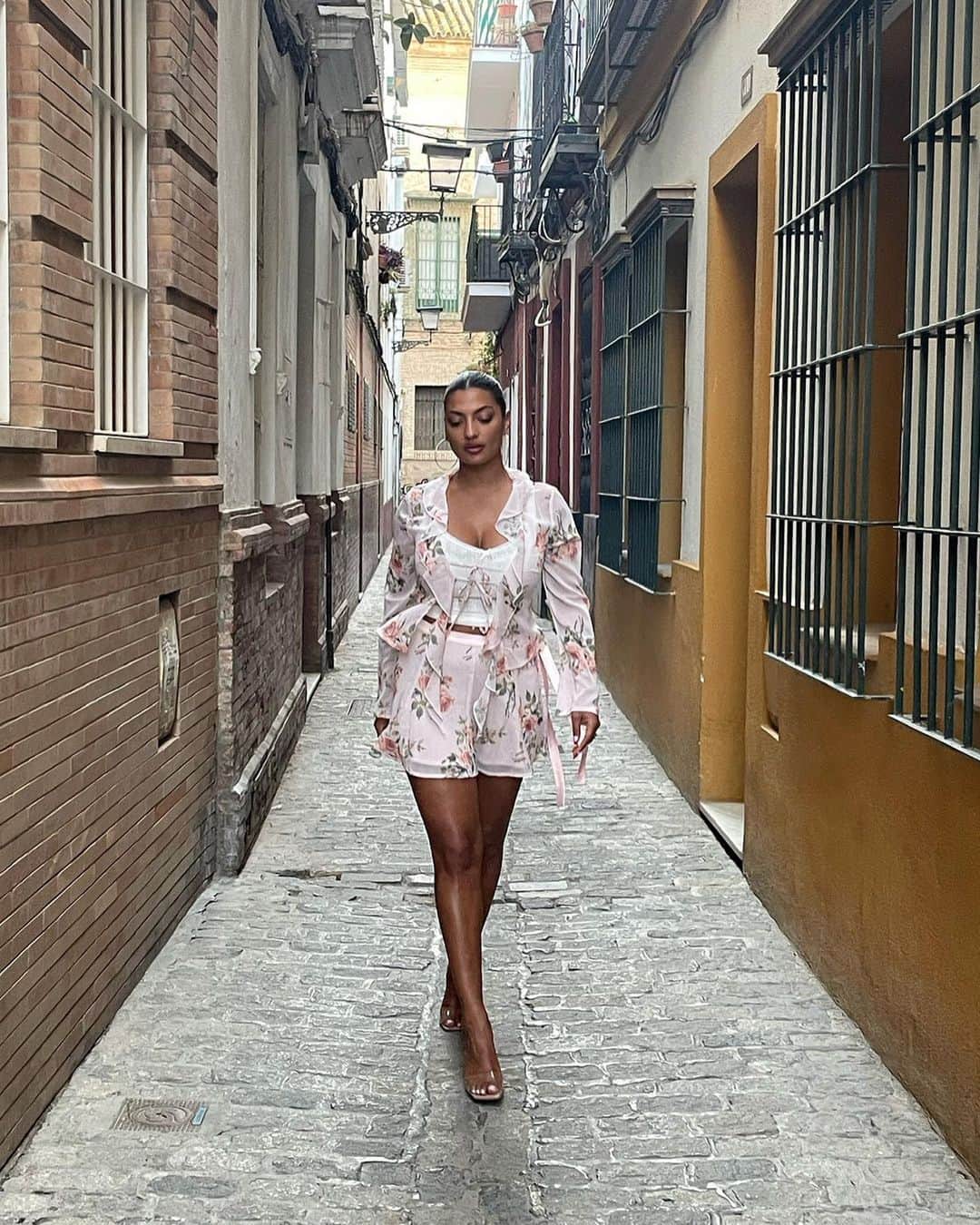 tiger Mistさんのインスタグラム写真 - (tiger MistInstagram)「Tiger Mist muse, @kesaly, spotted in the streets of Seville. Imen nails the effortlessly romantic look, with her flawless take on Whimsical.」6月9日 21時07分 - tigermist