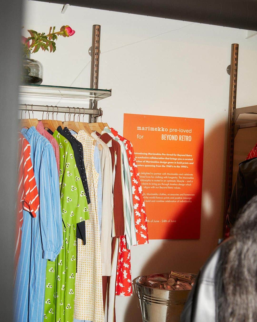 マリメッコのインスタグラム：「Generations shaped by bold prints and colors. Introducing Marimekko Pre-loved for Beyond Retro—a limited-edition collection that brings you a curated selection of Marimekko gems spanning from the 1960s to the 1990s. ✨🧡✨  Available now at Beyond Retro stores on Drottninggatan in Stockholm and at Forum in Helsinki from June 9 to June 24. Head to our stories for some highlights from yesterdays launch event.😍 Photographer: @rohanasin  #marimekkopreloved #marimekko #beyondretronordics」