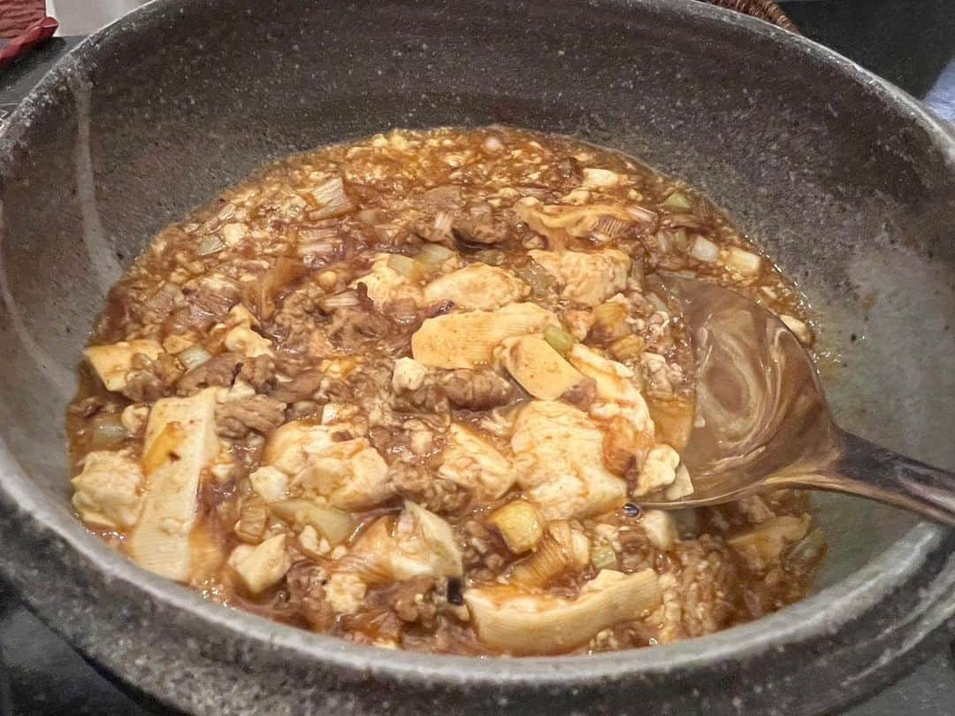 原日出子のインスタグラム：「今夜の お家ご飯。 ゆるゆるになっちゃったけど 美味しかった 麻婆豆腐。 茄子と モロッコインゲンの 煮浸し。 ブロッコリーとゆで卵のサラダ。 大好きな ホタテのカルパッチョ。 白ワインと一緒に💖  #お家ご飯 #家族でご飯 #かあちゃんの味 #幸せのレシピ #今日食べた物が明日の身体を作る #好物 #ワインのおとも」