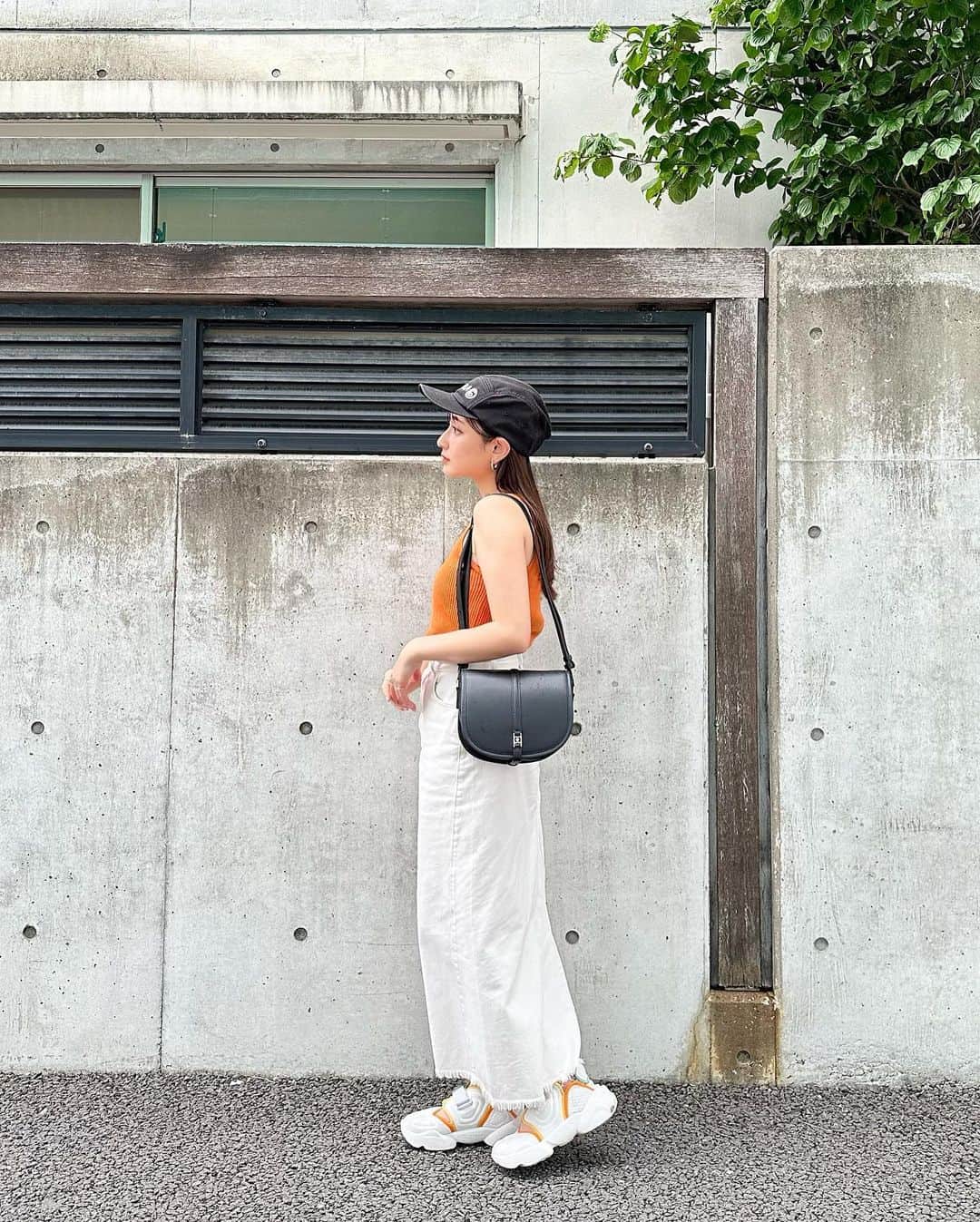 kaneshima ayaさんのインスタグラム写真 - (kaneshima ayaInstagram)「. @strata_jp のこの組み合わせ可愛い🍊🤍 アメスリタンクはsetのもので 単品使いしたかったんだけど、 このホワイトデニムスカートとの合わせが可愛いすぎた🩳 夏っぽくてお気に入りコーデ☀️♡ 6月30日までに使えるクーポンもあるので 良かったら見てみてね🎫 クーポン：23su_aya (¥550OFF) 対象商品：STRATA全アイテム #strata#エストラータ#デニムスカート#夏コーデ#アメスリ#ホワイトデニム#低身長コーデ」6月9日 21時05分 - ayaaa0214