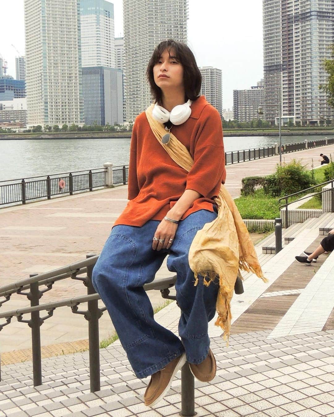 のインスタグラム：「・ orange. ・ 今日響いた言葉  「もし飛べないなら、走れ。走れないなら、歩け。歩けないなら、這え。いずれにしろ、必ず前に進もう。」  “If you can’t fly, then run, if you can’t run, then walk, if you can’t walk, then crawl, but whatever you do, you have to keep moving forward.” ・ ・ だんだん気温があったかくなってきた！ ・ ・ ・ ・ ・ ・ ・ ・ ・ ・ ・ ・ ・ ・ ・ ・ ・ ・ ・ #メンズファッションコーデ #メンズファッションコーディネート #ユニセックスコーデ #ユニセックスファッション #デニムコーデ #メンズモデル #clarks #クラークス #pr #俳優 #ポロシャツコーデ #肩掛け #スニーカーコーデ #スニーカー男子 #スニーカー #カジュアルファッション #カジュアルスタイル」