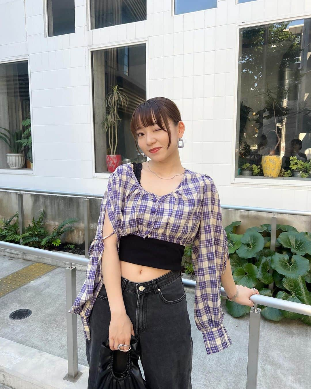 日浦もものインスタグラム：「この日はコーデに合わせてメイクも変えてみた💫  Tops: @solace___official  Pants: @zara  Shoes : @dianashoespress   #solace#zara#夏コーデ#夏メイク#ブルーメイク#パープルコーデ#カチモリヘア#ソレイス#アパレルモデル#サロモ#レイヤーカット」