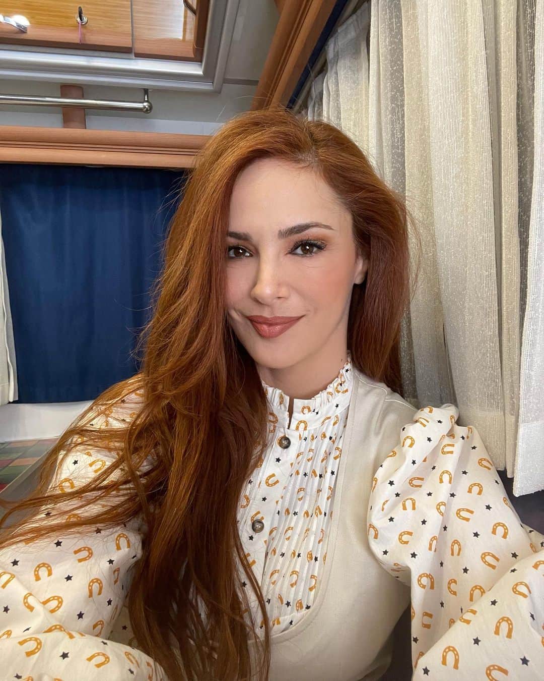 Mine Tugayのインスタグラム：「Benim de içine Leyla Madralı olarak keyifle dahil olduğum Merve Kült  filmi @şimdi @netflixturkiye ‘de☺️🎈 (karavan fotoğraflarımı ekleyeyim dedim☺️) İyi seyirler🌿」
