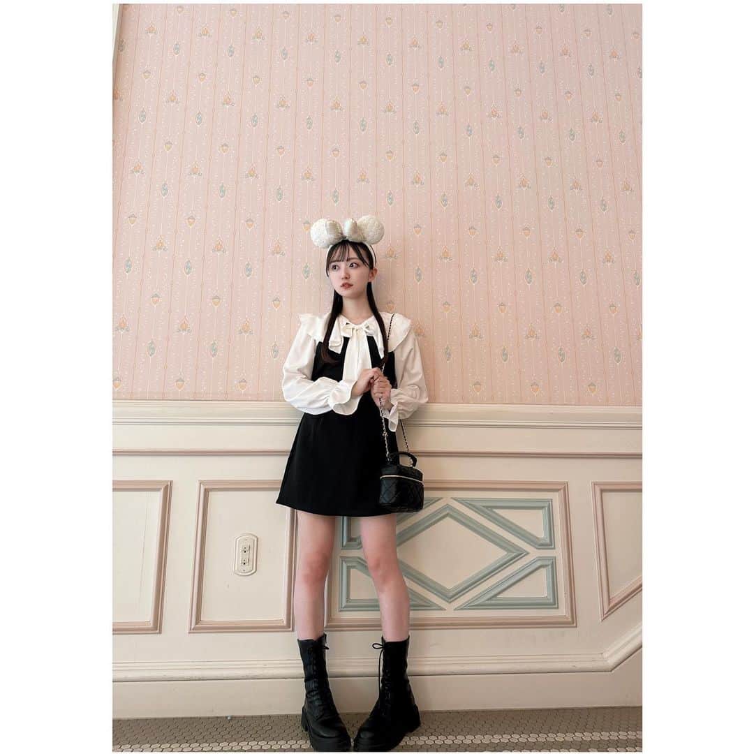 のインスタグラム：「🌷🤍 . . . 即完した黒パールカチューシャ の色違いの白！🪽 . . . どちらもかわいく高級感あるデザイン🌟 . . . #東京ディズニーランド #ディズニーランド#東京ディズニーリゾート #ディズニーリゾート #ディズニーグッズ #ディズニーカチューシャ  #ディズニーコーデ #夢の国 #夢が叶う場所 #ミニー #ミニーコーデ  #ミニーちゃん #ミニーバウンド #ドリームゴーラウンド #ハーモニーインカラー #ハモカラ #ディズニー40周年 #ディズニー写真スポット #tokyodisneyland #tdl #tokyodisneyresort #disney #disneyland #disneystyle  #disneygoods  #minnie」