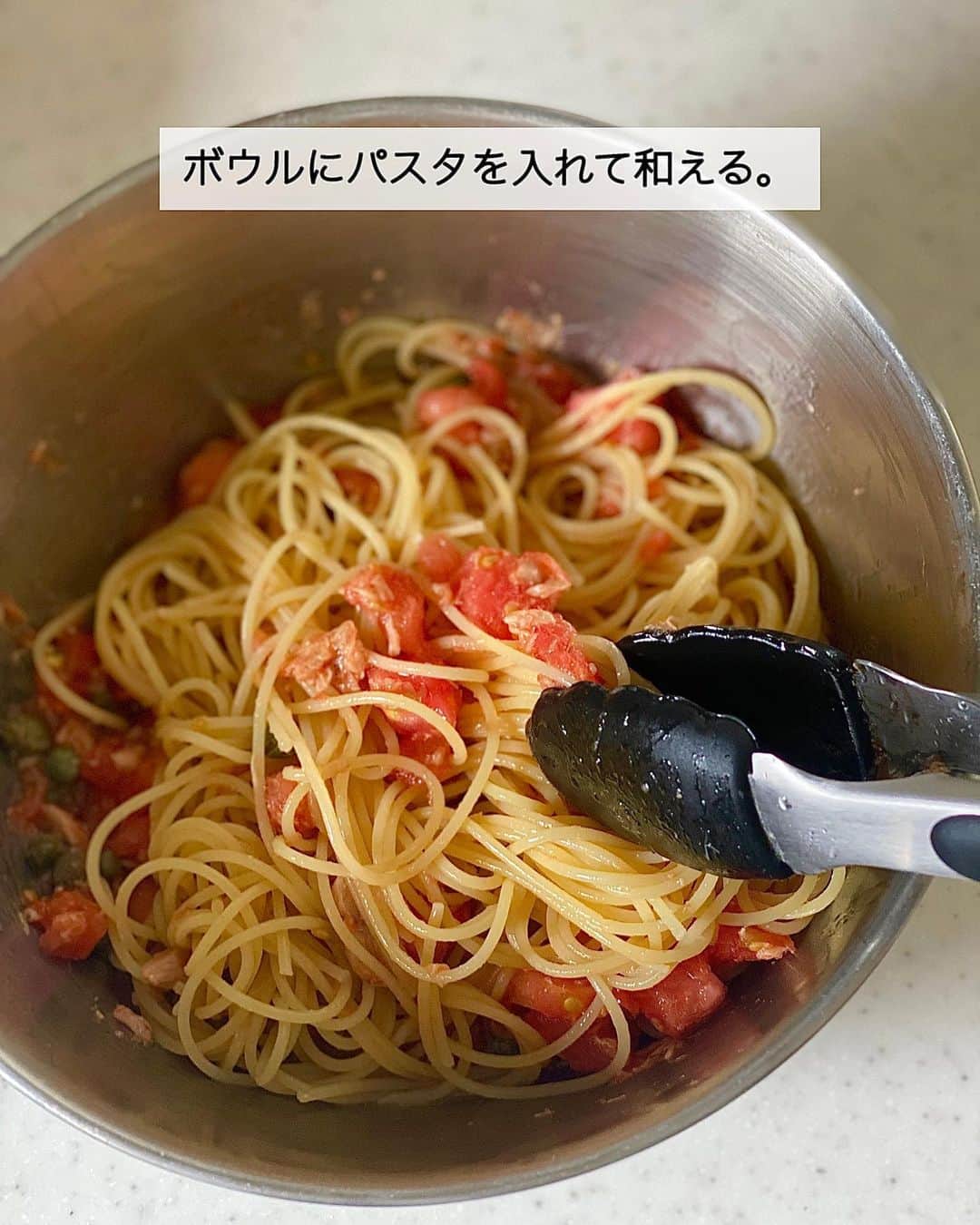 ちおりさんのインスタグラム写真 - (ちおりInstagram)「【この夏食べたい冷製パスタ🍅】 ⁡ ⁡ 他のレシピを見る→ @chiori.m.m をチェック✅ ⁡ ⁡ ━︎━︎━︎━︎━︎━︎━︎━︎━︎━︎━︎━︎━︎━︎━︎━︎━︎ トマトとツナで冷たいプッタネスカ風 ⁡ Nadiaレシピ🆔 460184 ━︎━︎━︎━︎━︎━︎━︎━︎━︎━︎━︎━︎━︎━︎━︎━︎━︎ ⁡ ⁡ ⁡ こんばんは(^^) ⁡ 今日は夏野菜を使った プッタネスカ風の冷製パスタ🍝 ⁡ トマトは湯むきして細かく切り、ツナ缶、 調味料を混ぜ合わせ、パスタと和えたら完成の 超簡単メニューです✨ ⁡ アンチョビの代わりにツナ缶、唐辛子の代わりに 「ピエトロ CHILLIES!」を使って 辛味とうま味をプラスしています。 ⁡ 具材には酢漬けのケーパーも加えていますが なくてもOK。 代わりにお酢少々を足していただけると🙆🏻‍♀️ 食欲が無い日も食べやすく美味しいので 良かったら作ってみてください！ ⁡ ⁡ ⁡ ✎＿＿＿＿＿＿＿＿＿＿＿＿＿＿＿＿＿＿＿＿＿ ⁡ ⁡ 今回のレシピにてピエトロさんの 商品をご紹介するのが最後となりました。 ピエトロさん大ファンなので卒業するのが 寂しいです🥹 ⁡ 長い間ご覧いただきありがとうございました✨ そしてたくさんのレシピをお試しいただき 感謝の気持ちでいっぱいです🙇🏻‍♀️ ⁡ 今後もNadiaさんではピエトロキャンパスは続き 新しい料理家さんが美味しいレシピをお届けしてくれますので楽しみにしていてくださいね^ ^ ⁡ ⁡ ________________________________________ ⁡ ⁡ ✍︎ ✍︎recipe ✍︎ ✍︎ ⁡ ⁡ 👩‍🌾【材料】2人分 •ピエトロ AGNESI(アネージ) スパゲティーニ…160g •トマト…………………………2個（300g） •ツナ缶（油漬け）…………1缶（70g） •あればケーパー……………20g •青ねぎ…………………………適量 Aオリーブオイル……………大さじ2 A砂糖、コンソメ顆粒………各小さじ1 Aにんにくチューブ…………小さじ1/2 A塩………………………………ふたつまみ A ピエトロCHILLIES ! ………適量 ⁡ ⁡ ________________________________________ ⁡ ⁡ ⁡ 👩‍🍳【作り方】 ❶鍋に湯を沸かし、トマトを入れる。20秒ほどして皮がめくれてきたら取り出し、冷水に浸けて皮をむく。1cm角に切る。 ⁡ ❷ボウルに❶、ツナ缶（オイルごと）、あればケーパー、【A】を入れて混ぜる。 ⁡ ❸鍋にたっぷりの湯を沸かして塩(分量外)を袋の表示通りに入れ、「ピエトロ AGNESI(アネージ) スパゲティーニ 1.5mm」を表示時間通りにゆでる。湯切りし、流水で冷やしてよく水気を切る。 ⁡ ❹、❷のボウルに❸を入れて和える。 器に盛り、小口切りにした青ねぎを散らし お好みで粗びき黒こしょうをふる。 ⁡ ⁡ ⁡ ________________________________________ ⁡ ⁡ ⁡ 📝【POINT】 •ケッパーを使わない場合はお酢を少々加えてください。 ⁡ •砂糖、塩の量はお好みで調整してください。 ⁡ •ピエトロ CHILLIES! はさらに仕上げにかけても美味しいです。 ⁡ ⁡ ⁡ ≡︎≡︎≡︎≡︎≡︎≡︎≡︎≡︎≡︎≡︎≡︎≡︎≡︎≡︎≡︎≡︎≡︎≡︎≡︎≡︎≡︎≡︎≡︎≡︎≡︎≡︎≡︎≡︎≡︎≡︎≡︎≡︎≡︎≡︎ 【✅新刊レシピ本のお知らせ】 📕ちおり流くり返し作りたいおかず 🙇🏻‍♀️おかげ様で書籍累計10万部を突破しました。 ⁡ ⁡ 全国の書店、Amazon、楽天ブックス 宝島チャンネルにて発売中です。 ⁡ ➤ ➤ ➤ @chiori.m.m のストーリーハイライト。 プロフィールのリンクからご覧いただけます😊 📗ちおりの簡単絶品おかず１、２ 既刊もぜひご覧いただきたいです。 ⁡ ≡︎≡︎≡︎≡︎≡︎≡︎≡︎≡︎≡︎≡︎≡︎≡︎≡︎≡︎≡︎≡︎≡︎≡︎≡︎≡︎≡︎≡︎≡︎≡︎≡︎≡︎≡︎≡︎≡︎≡︎≡︎≡︎≡︎≡︎ ⁡ ⁡ 最後までご覧いただきありがとうございます☺️ ⁑ ⁑ ⁑ ⁑ ⁑ ⁑ ⁑ #ピエトロタイアップ #ピエトロキャンパス  #ピエトロ #パスタランチ #パスタレシピ  #Nadiaレシピ #Nadiaartist #トマトレシピ  #おうちごはん #いえごはん #パスタ  #おうちごはんLover #おつまみレシピ #トマトパスタ #冷製パスタ #冷製パスタレシピ   #簡単レシピ #節約レシピ #簡単ランチ  #簡単ごはん #料理レシピ #料理初心者  #ツナ缶 #ツナ缶レシピ #パスタ好き」6月9日 21時11分 - chiori.m.m