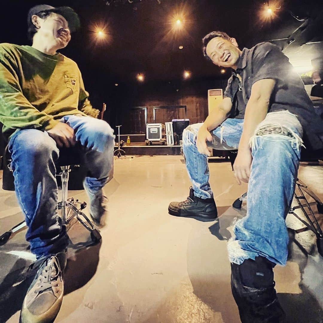 こーいちのインスタグラム：「ドラムの椅子低い仲間。  #バクシン一徳 #テンフィ浩一」