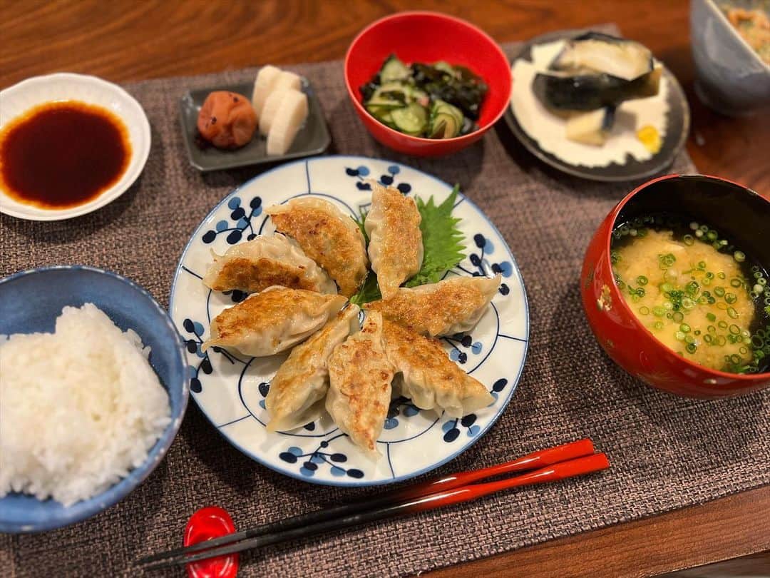 月央和沙のインスタグラム：「うちの晩ごはん🍚✨  #餃子 #きゅうりとわかめの酢の物 #水茄子 #しそ納豆 #お漬物 #豆腐のお味噌汁」