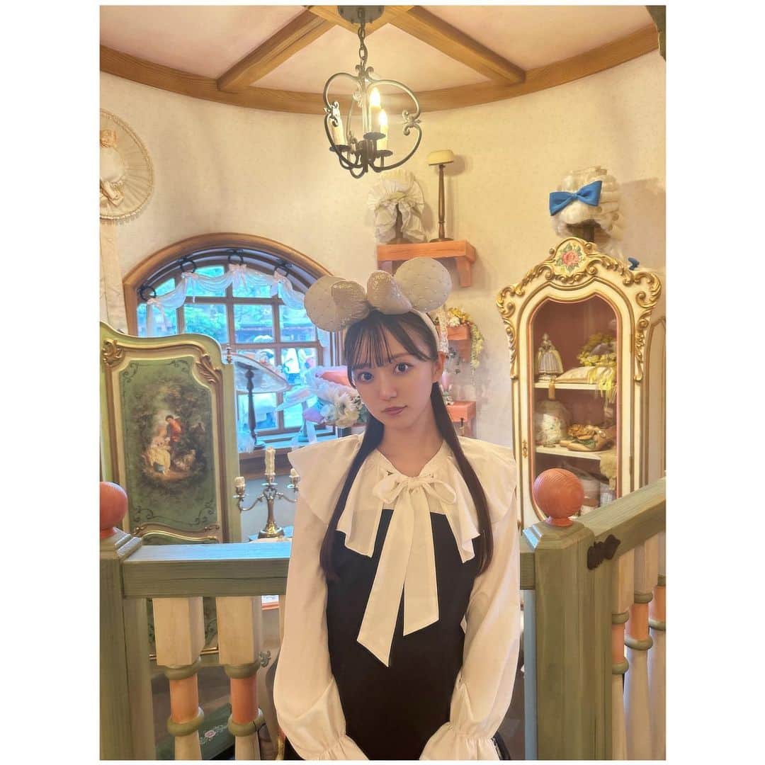 のインスタグラム：「୨୧ . . . こちらは、美女と野獣エリアの ビレッジショップス！🛍 . . . ベルの村にでてくるような お店で本当に内装がかわいい... . . . どこもかしこもおしゃれなの🍽 . . . #東京ディズニーランド #ディズニーランド#東京ディズニーリゾート #ディズニーリゾート #ディズニーグッズ #ディズニーカチューシャ  #ディズニーコーデ #夢の国 #夢が叶う場所 #ミニー #ミニーコーデ  #ミニーちゃん #ミニーバウンド #ドリームゴーラウンド #ハーモニーインカラー #ハモカラ #ディズニー40周年 #ディズニー写真スポット #tokyodisneyland #tdl #tokyodisneyresort #disney #disneyland #disneystyle  #disneygoods  #minnie」