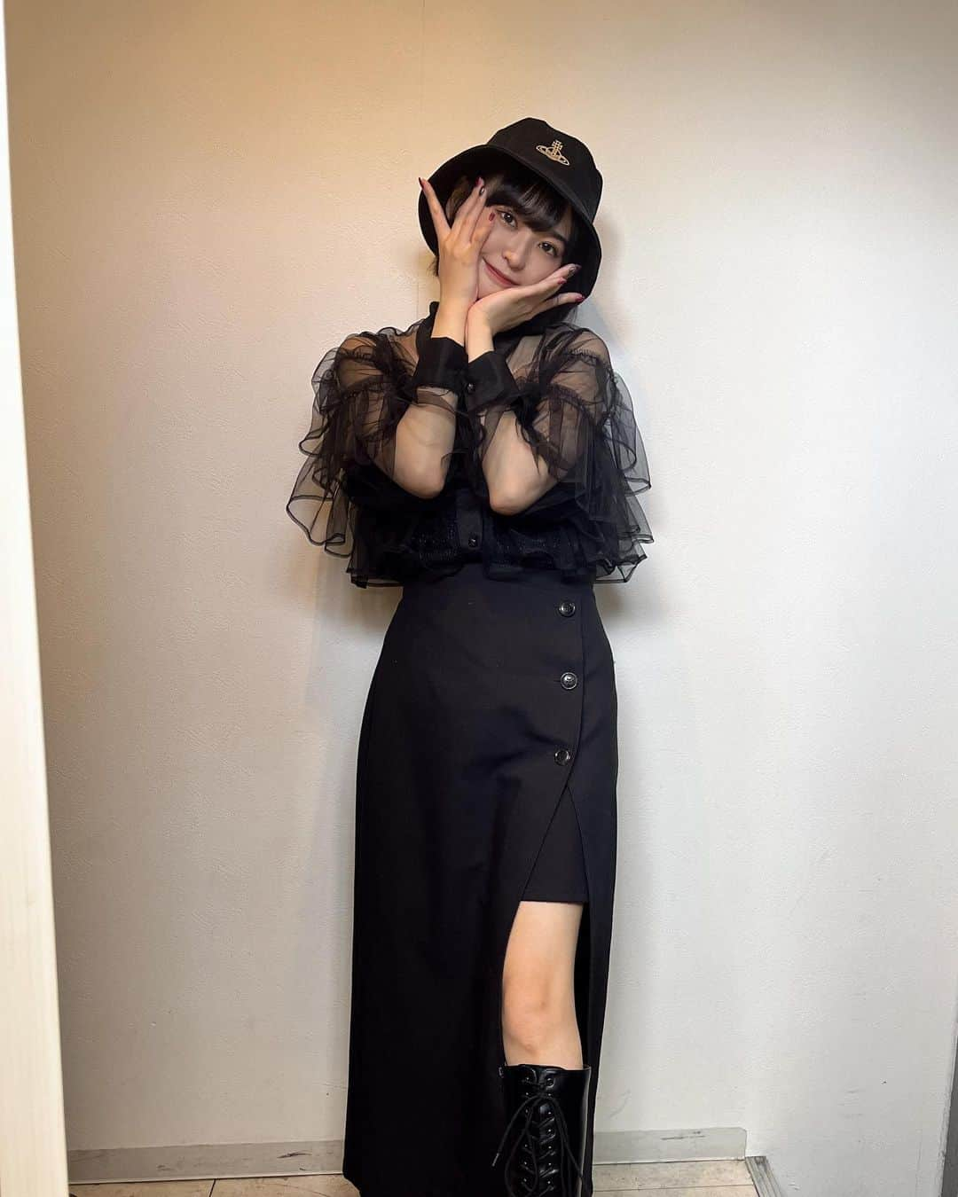 香田メイのインスタグラム：「黒コーデです🖤 とはいってもほぼ黒なのよあたくし」