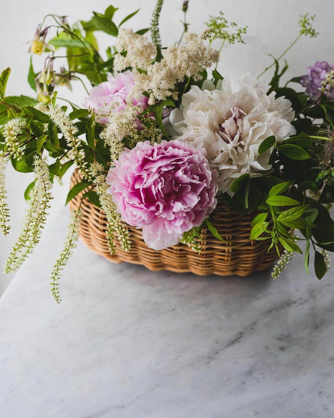 増田由希子さんのインスタグラム写真 - (増田由希子Instagram)「The flower of nature smell so perfect 🌸 #peonies #peony #hydrangea #芍薬　#花教室　#山野草 初夏の花は、香りも楽しめます🌿」6月9日 21時19分 - nonihana_