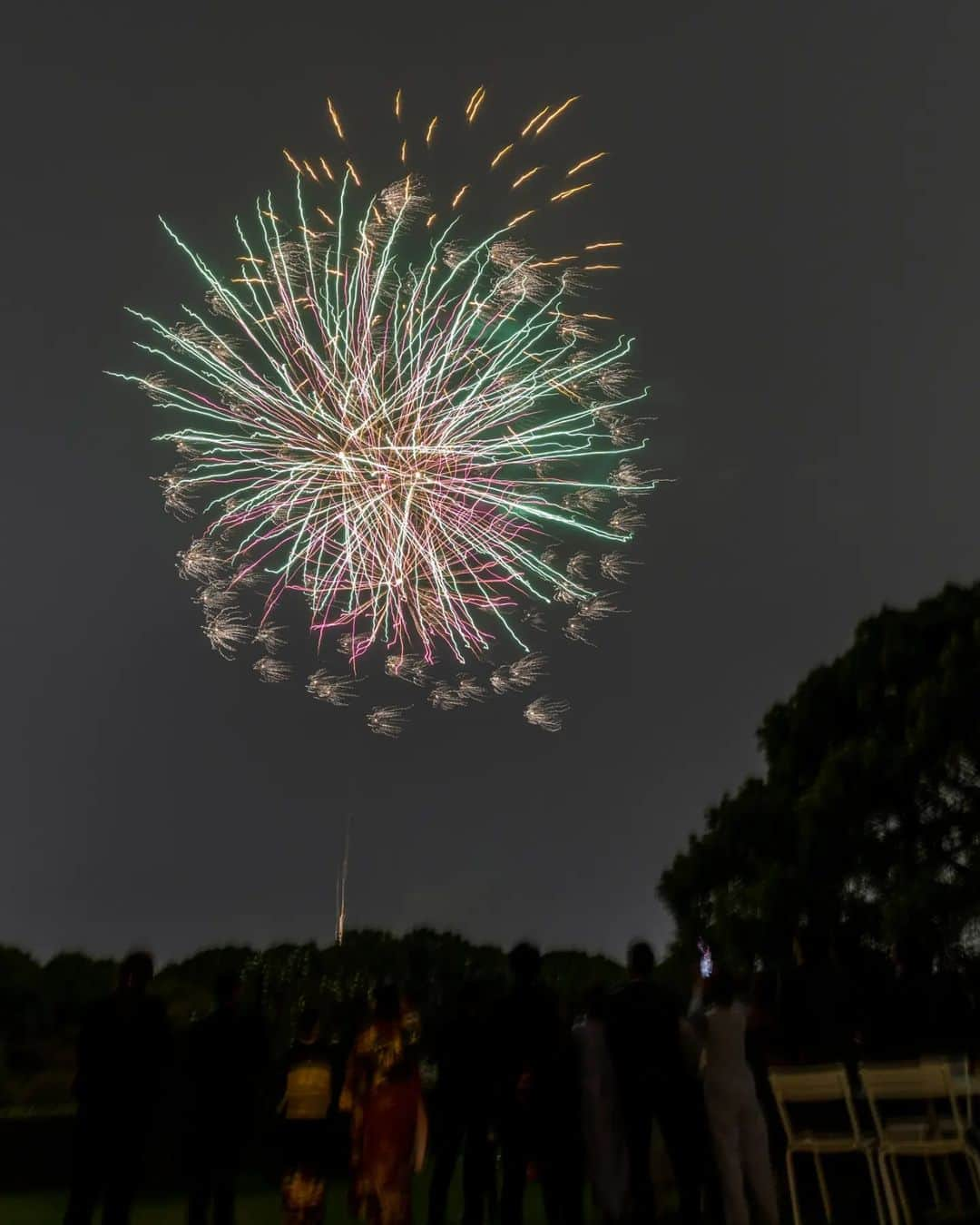 迎賓館さんのインスタグラム写真 - (迎賓館Instagram)「. Fire work  ゲストの皆さまと おふたりのために 打ち上げる花火  /////////////////////////////    1日2組限定の贅沢  大阪万博で世界中の国賓をもてなした 本物の迎賓館   都心から少し足を延ばすと 8万坪の緑一面のリゾートが広がる 圧倒的な開放感  四季折々の美食をお贈りします  ブライダルフェアにてご試食も可能◎ 公式ホームページが最もおトク！！ プロフィール欄より簡単予約  /////////////////////////////  #迎賓館 #万博迎賓館 #ghk花嫁 #結婚式 #wedding   #花火 #打ち上げ花火 #結婚式演出」6月9日 21時19分 - geihinkan1970