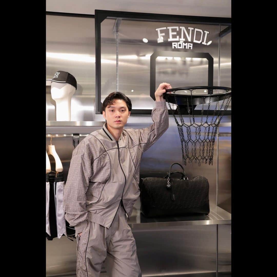 磯村勇斗さんのインスタグラム写真 - (磯村勇斗Instagram)「.  『FENDI Active Basketball Capsule POP-IN at Palazzo FENDI Omotesando』  FENDIの世界観に染まるバスケットボールウェア、アイテム達。 スポーティーでありながらFENDIのロゴが輝く特別なアイテム。  バスケ経験者としては、とてもワクワクしました。  #PR #FENDI」6月9日 21時20分 - hayato_isomura