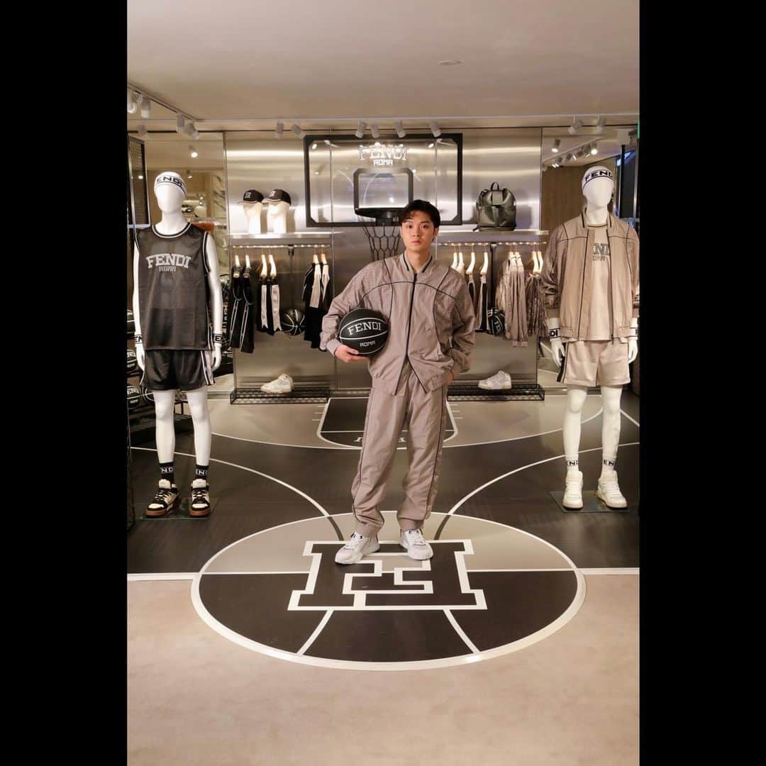 磯村勇斗のインスタグラム：「.  『FENDI Active Basketball Capsule POP-IN at Palazzo FENDI Omotesando』  FENDIの世界観に染まるバスケットボールウェア、アイテム達。 スポーティーでありながらFENDIのロゴが輝く特別なアイテム。  バスケ経験者としては、とてもワクワクしました。  #PR #FENDI」