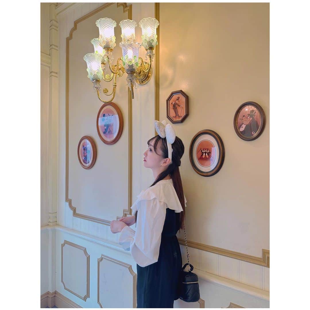 日比野芽奈のインスタグラム：「🖼💭 . . . 今回のお洋服は、靴以外 GRLというプチプラコーデ👗 . . . GRLとHeatherを多用するオンナ . . . ご参考までに(小声) . . . #東京ディズニーランド #ディズニーランド#東京ディズニーリゾート #ディズニーリゾート #ディズニーグッズ #ディズニーカチューシャ  #ディズニーコーデ #夢の国 #夢が叶う場所 #ミニー #ミニーコーデ  #ミニーちゃん #ミニーバウンド #ドリームゴーラウンド #ハーモニーインカラー #ハモカラ #ディズニー40周年 #ディズニー写真スポット #tokyodisneyland #tdl #tokyodisneyresort #disney #disneyland #disneystyle  #disneygoods  #minnie」