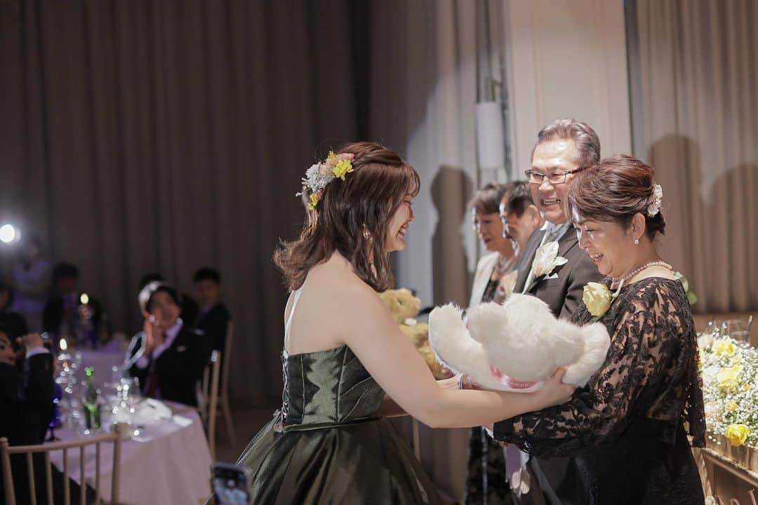 中村水月さんのインスタグラム写真 - (中村水月Instagram)「カーキのドレス最後まで迷ってこれにしてよかった💚  ブーケはピンクと黄色の花が私と夫でたくさんの優しい人たちに囲まれてるイメージで後出さんに作ってもらって 想いの詰まったブーケにしてもらいました💐  洋装で合わせた母と父のコサージュにも同じ色の花使ってもらった🌷🫧 @atelierchicyuri   たくさんの笑顔溢れる披露宴になって幸せでした☺️💕  #アルタビスタガーデン大宮  #アルタビスタガーデン  #結婚式  #ニコニコの日 #ブーケ」6月9日 21時20分 - n___mm____n