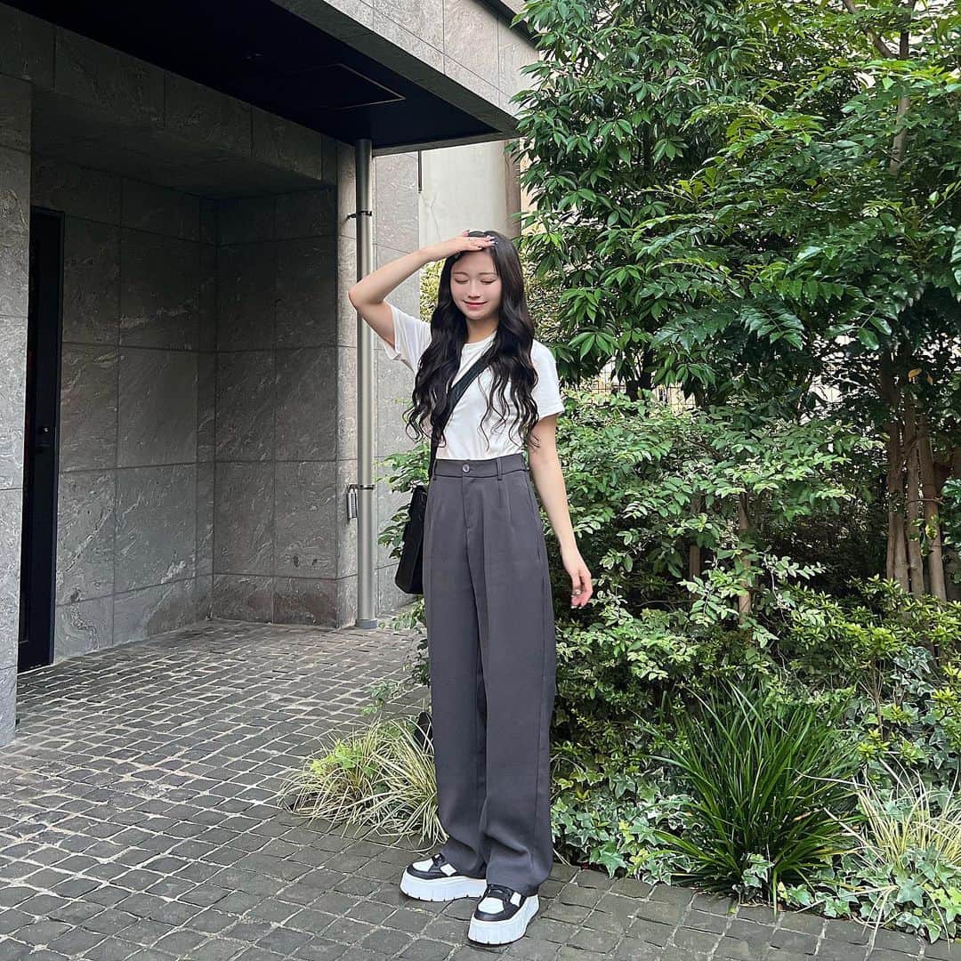 のインスタグラム：「ずっと求めてた形のスラックスGETしたから早速履いた日のコーデ✨いつもよりかなりシンプルなコーデだけど可愛いかも🩵 ・ スラックスタグ付けしておきます🏷𓈒𓏸  @shoplist_official / COCOMOMO  SHOPLISTで「COCW0004293」と検索してみてね◎  #SHOPLIST #SHOPLIST購入品」