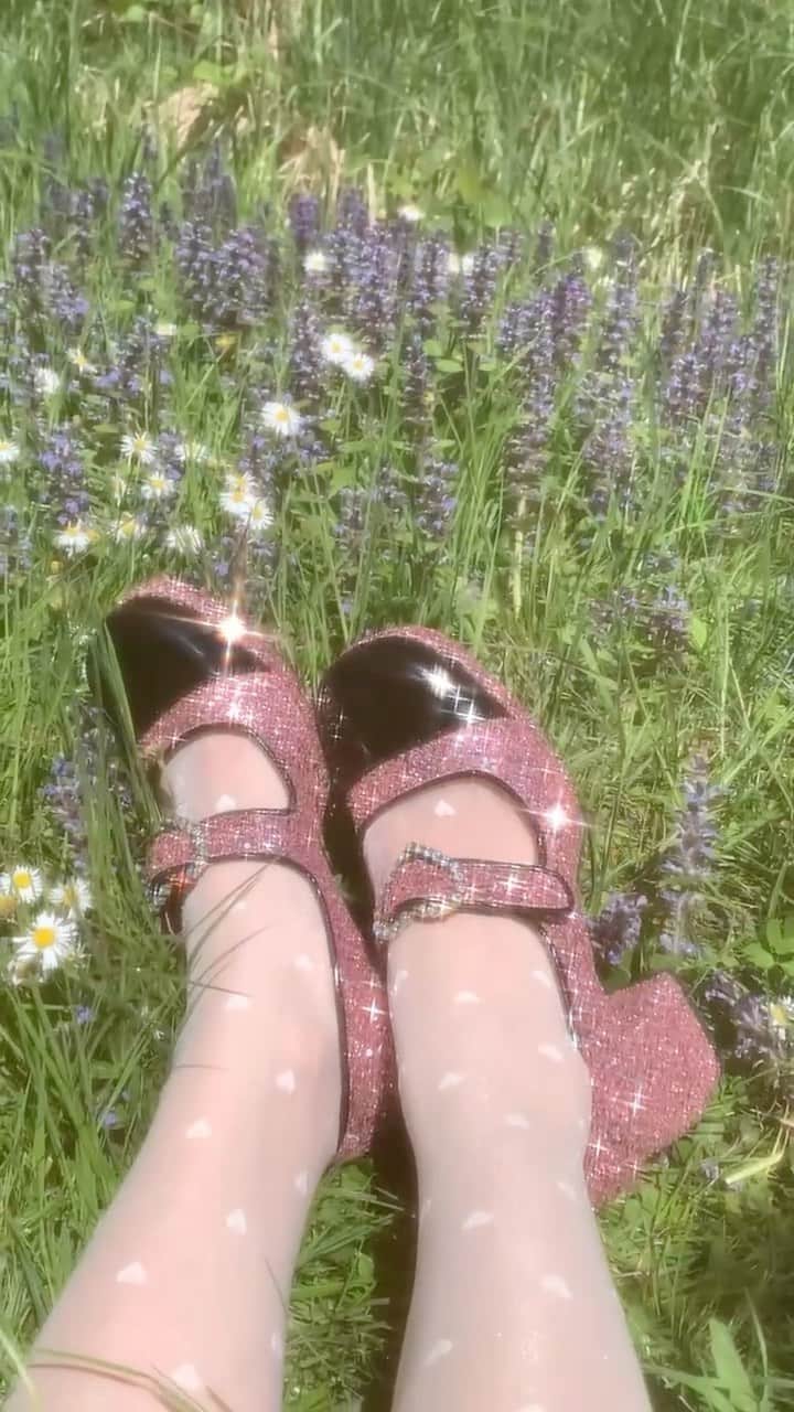 マヌーシュのインスタグラム：「Dream shoes 💖🤩 By @camellia.dreamer 🌸」