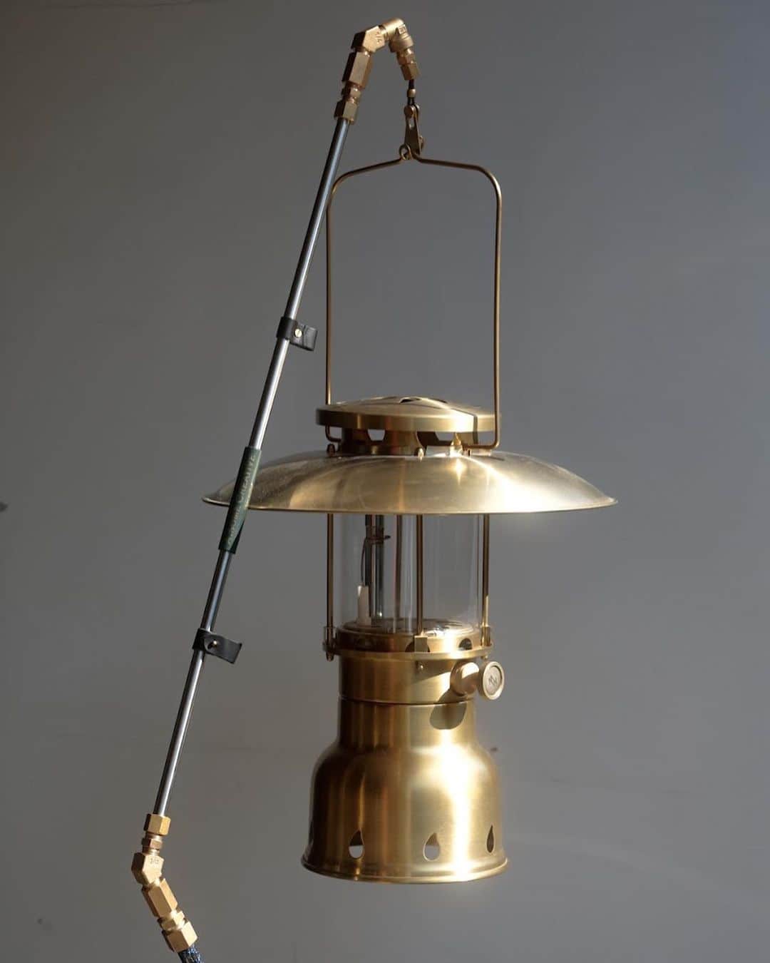 UNBY GENERAL GOODS STOREのインスタグラム：「A.SOME.CREATIVE  . _______________________________  Conquest lantern pole  Size/ h176cm 収納:15cm×60cm Weight/2kg Material/ステンレス・真鍮・イタリアンレザー  _______________________________ . . . 先日の入荷より好評いただき、即完売した「A.SOME CREATIVE」の「Conquest lanternpole」の事前予約がスタートです💡 ※予約数には限りがございます  ハンドメイド仕上げ、真鍮とステンレスで細部まで拘りが詰まった一品なのでこの機会に是非ご覧ください。 . . @unby_tokyo  @unby_minoh  @unby_nagoya  @unby_sanda   . . . . #unbygeneralgoodsstore #asomecreative #オーサムクリエイティブ #韓国ブランド #韓国ガレージブランド #ガレージブランド #ガレージブランドセレクトショップ  #ソロキャンプ #blackcamp #ブラックキャンプ #ガレージブランド好き #camp #camping #campgear #outdoor #outdoorlife #outdoorstyle」