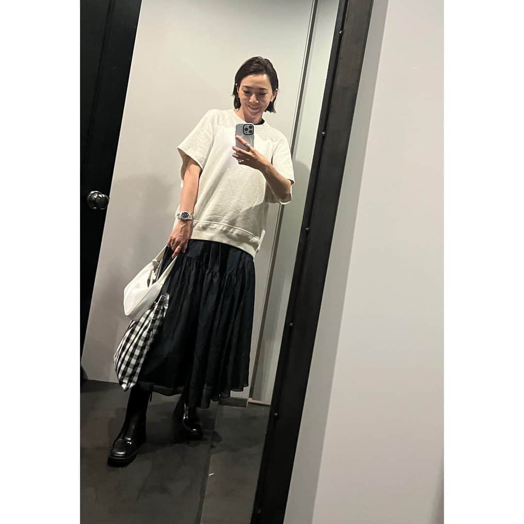 高橋志津奈のインスタグラム：「今日もスカート❤︎ . このコーデは横から見た感じが好き❤︎ . @setsuko_sagittaire のチェックがポイント❤︎ . #shizunascoordinate」