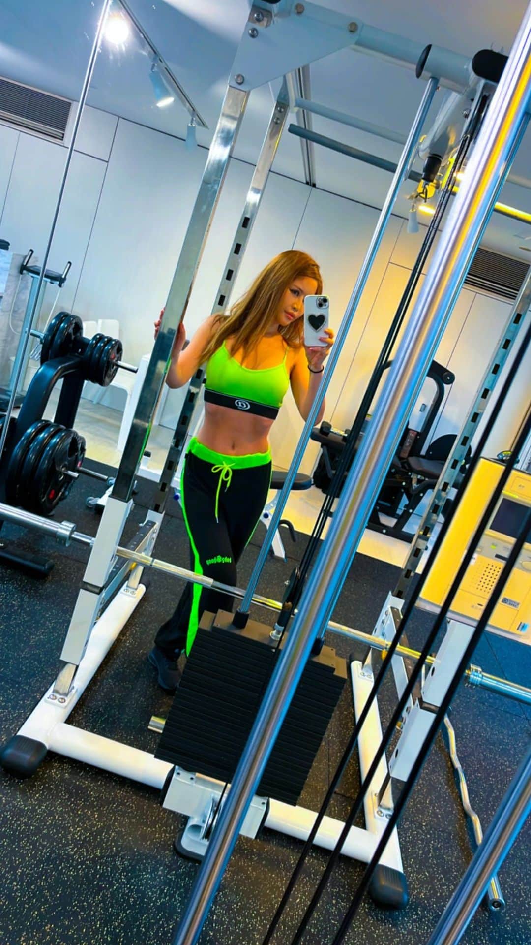 MIOのインスタグラム：「I'm strong 💪😉 @buildgym.ebisu  . . . . #fitness #bodymake #workout #sports #training #fitnessgirl #japanesegirl #asiangirls #お尻 #尻トレ #ジム #ダイエット #フィットネス #フィットネスガール #ボディメイク #トレーニング #筋トレ #筋トレ女子 #수영복 #스포츠 #교육 #운동 #美尻 #健美 #健身#美女図鑑 #くびれ」