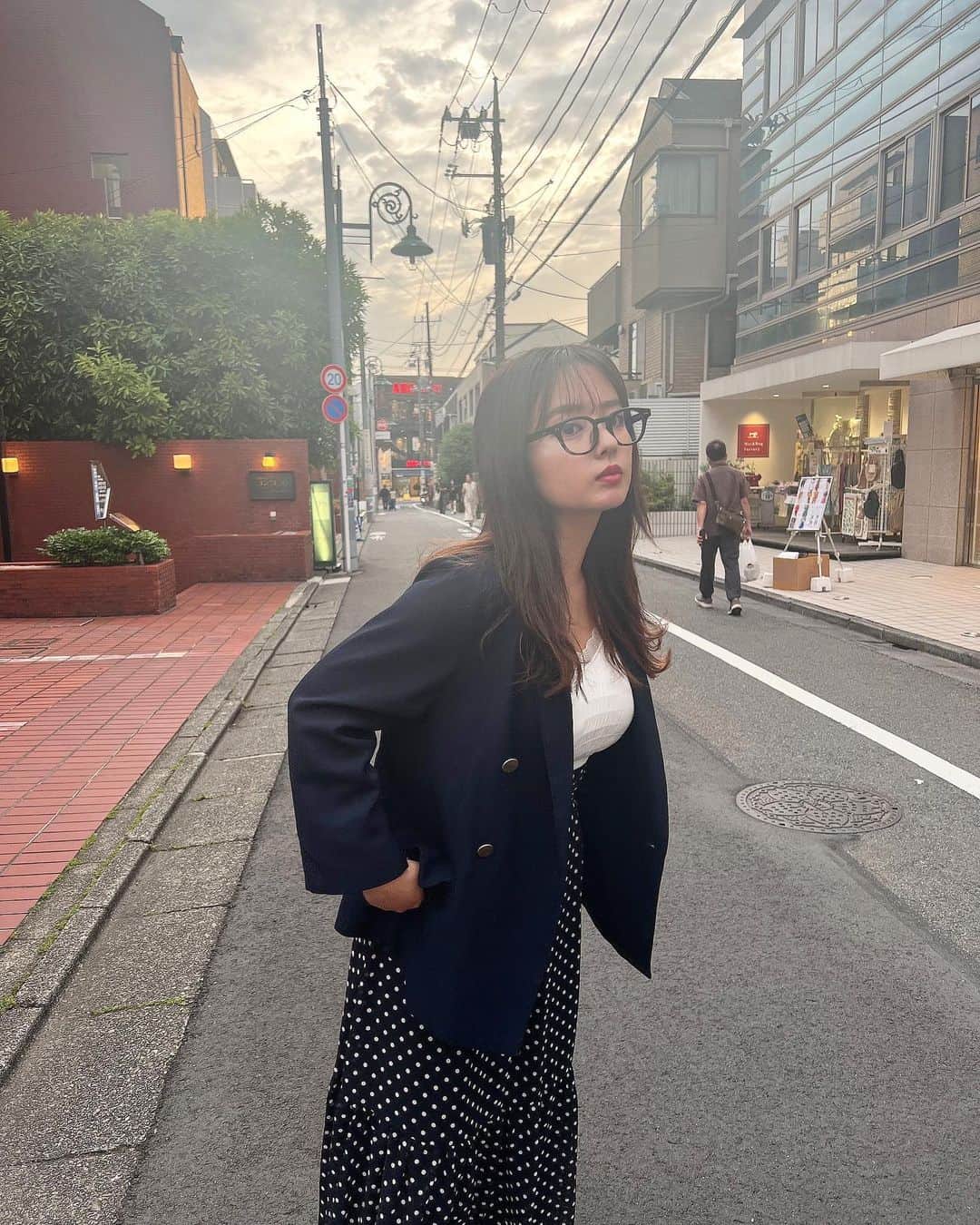 山田菜々のインスタグラム：「またしばらくもう少ししたら東京を離れるので、毎日冷蔵庫と相談しながら必死です。笑 食材あまっちゃうともったいないからね🙄  そういえば少し前にメロンをいただきました🤤♡ 芸能のお仕事をしていた10年、お世話になったやぎさんから宮古島のメロンです〜😎🫶  先日久しぶりにやぎさんと後口さんと みんなでごはんを食べて盛り上がりました☺️  ファンクラブで台湾ツアーに行ったよね〜🇹🇼とか話してみんな元気にしてるのかなーって話をしました♡ (台湾ツアーファンの人同士が仲良くなりすぎて私の話聞いてなかったことは一生忘れてないからね😡笑)  このメロンが甘くてめっちゃ美味しかった...😭💕 やぎさんありがとうございます！  冷蔵庫が賑わってると嬉しいよね〜🥹 っていう報告です😌🌸笑」