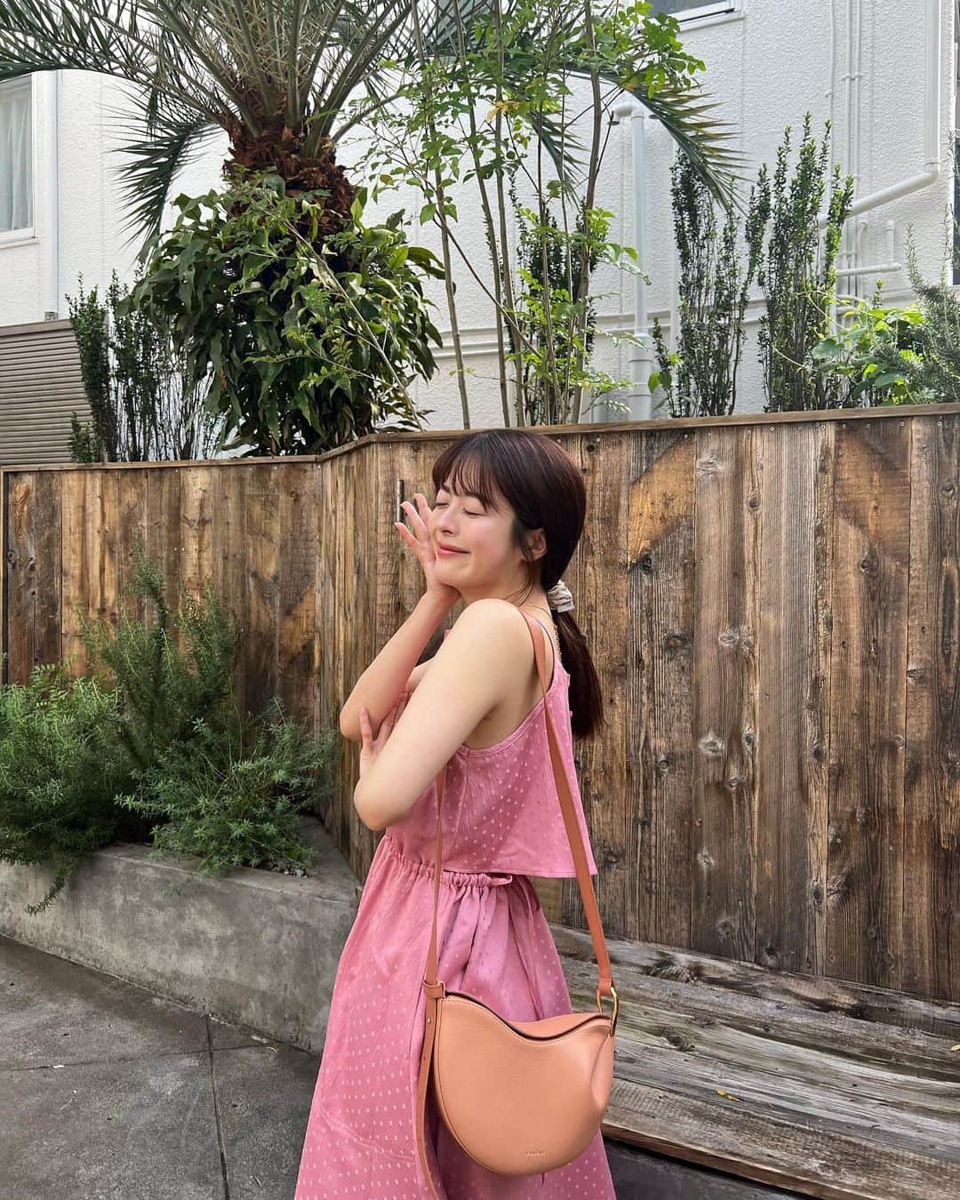 牛江桃子（ももち）さんのインスタグラム写真 - (牛江桃子（ももち）Instagram)「お気に入りすぎる､ピンクワンピ 🎀🩷 我ながら力作。本当に本当に可愛い。これ着て旅行いきたい🥹♡！！ ⁡ ⁡ シルエット綺麗すぎるし、ボリュームたっぷりでスタイル綺麗に見えるのに、ポケットまで付いてて利便性も最高。◎ ⁡ このワンピ含めたLil 夏の新作たちが､ついに明日20:30〜販売開始になります♡🥳 20:00〜は販売前カウントダウンLIVEも行うので、ぜひ @lilambition_official のインスタライブに遊びにきてください♡ ⁡ みんなは、明日の新作どれ狙ってる〜？？🥹🎀 もう決めた？？何と何で悩んでる？？🥹🎀 ⁡ .」6月9日 21時26分 - momochi.661
