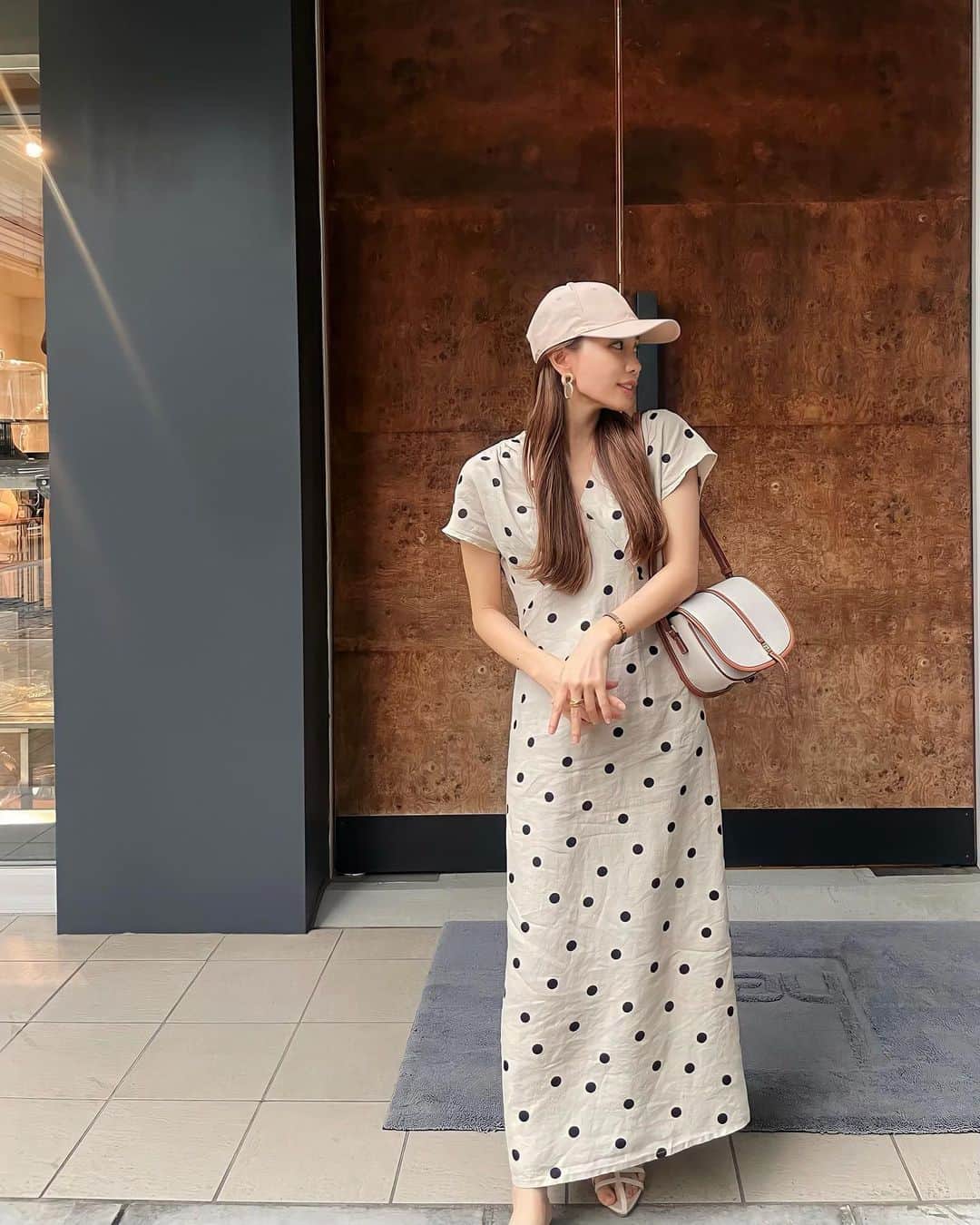 Aoiのインスタグラム：「ストーリーに上げたらDMで質問頂いたワンピース👗 @urban_research のウエストタックフレンチスリーブリネンワンピース♡ リネンの素材が夏らしく涼しげ🎐 着ていてとっても楽ちんだけどシルエットがとても綺麗なのでこの夏大活躍しそう✨  #pr #ad #アーバンリサーチ #URBANRESEARCH」