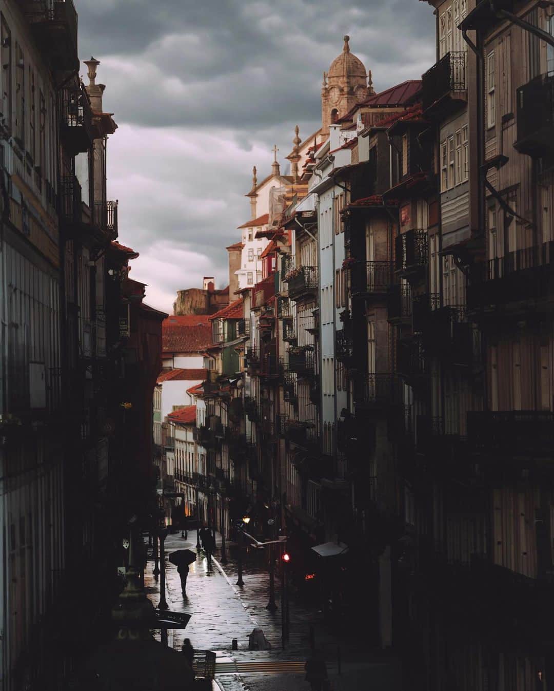 Thomas Kakarekoのインスタグラム：「Thinking back to rainy mornings in Porto 🤍 #porto」